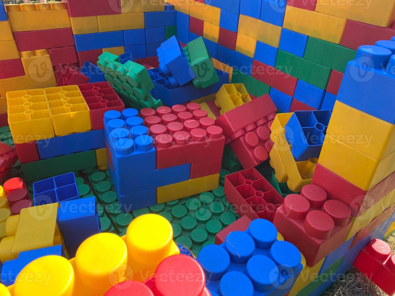 gran constructor de juguetes educativos para niños hermosos y multicolores para la construcción en el patio de recreo foto