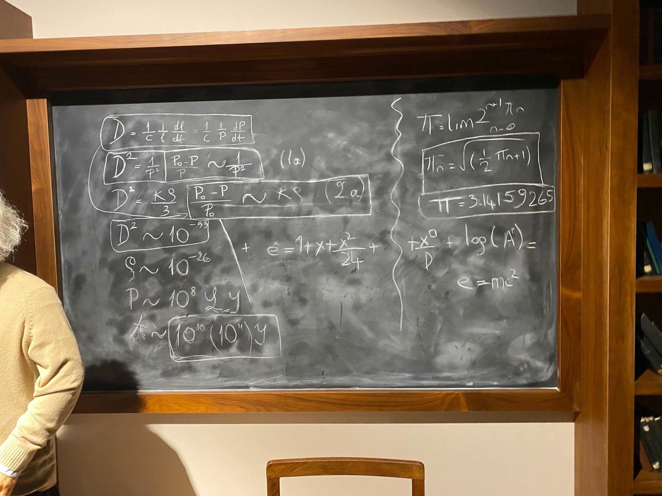 fórmulas de geometría matemática sobre fondo negro foto