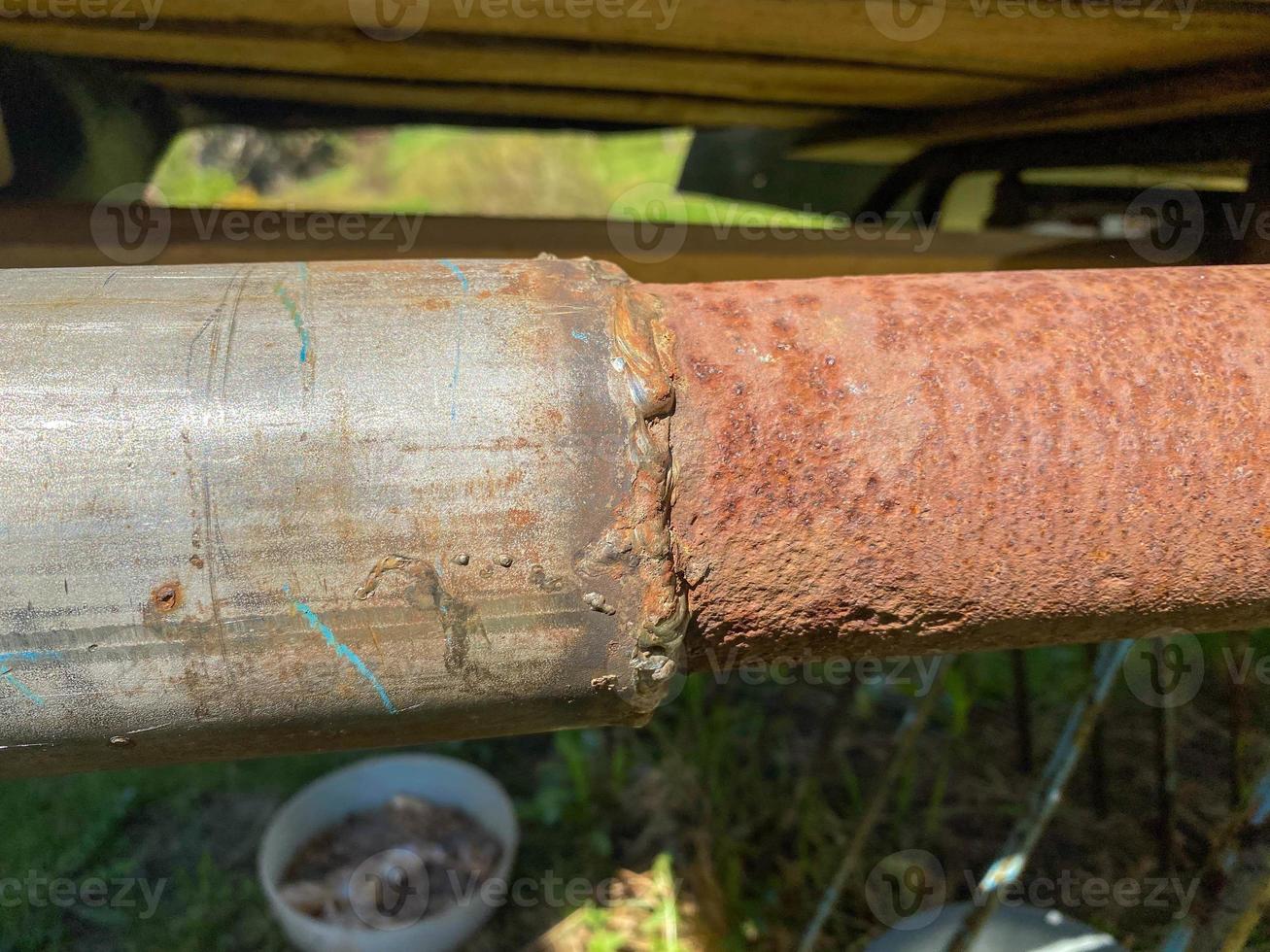 junta de soldadura entre el viejo tubo oxidado industrial de metal de