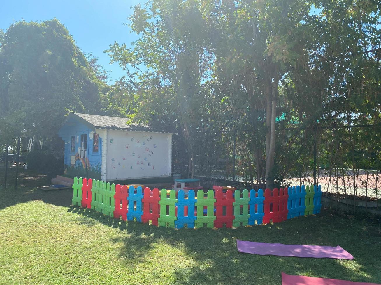 tobogán infantil temprano en la mañana foto