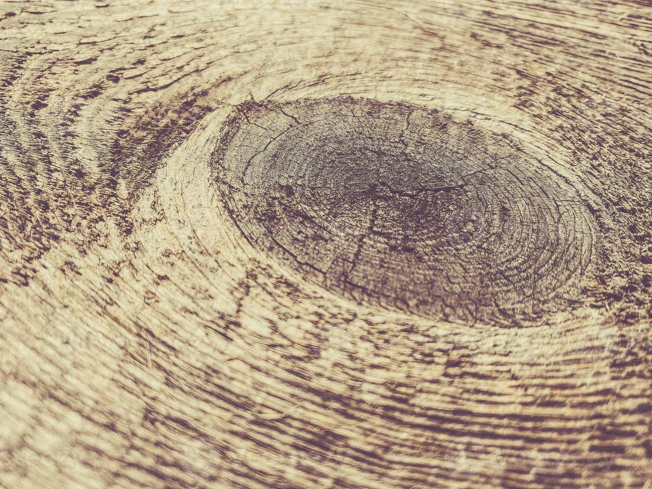 textura de madera palos y troncos, material natural para construir una casa. palos largos de madera. fondo natural con palo de madera redondo foto