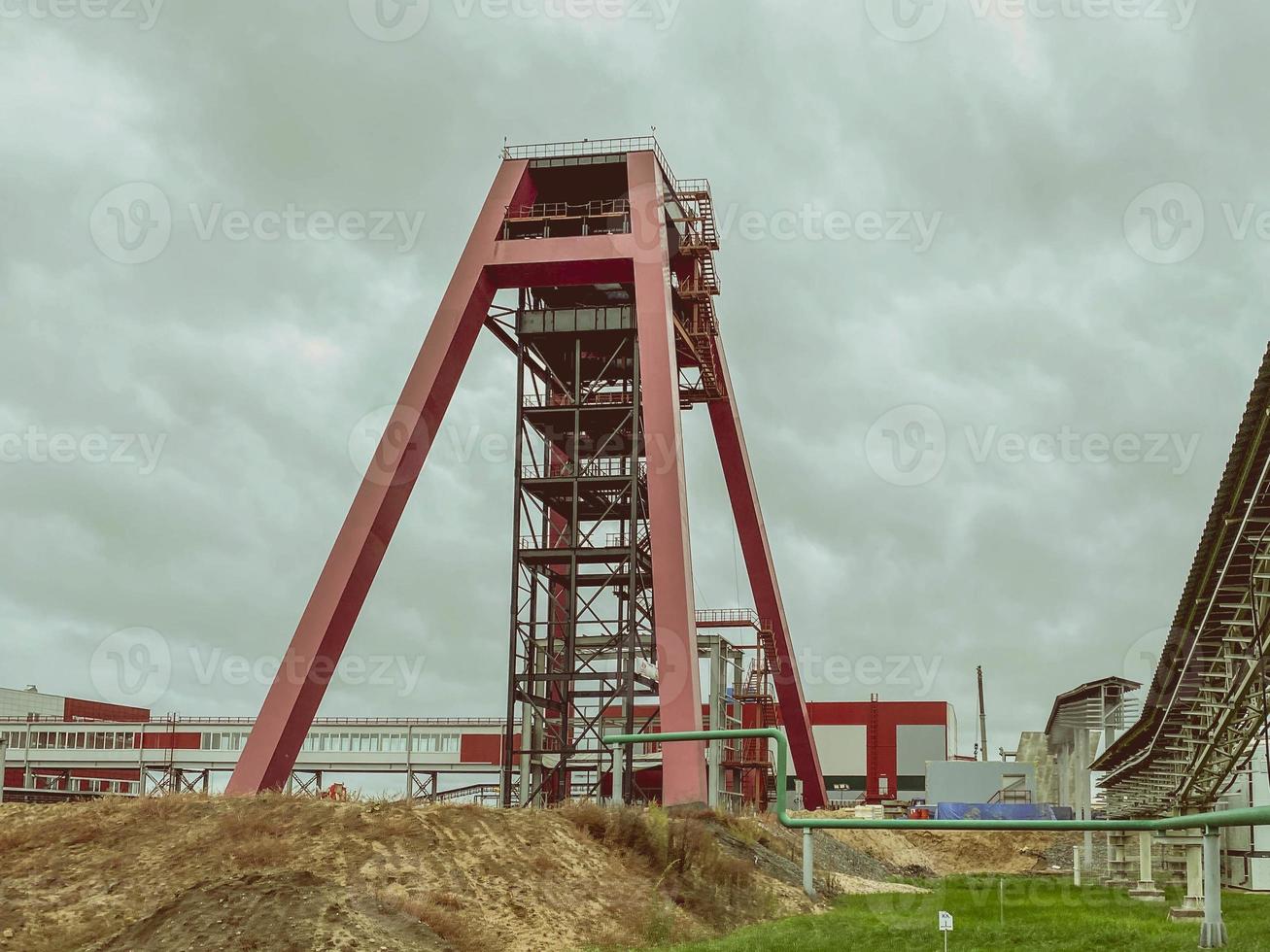 herramienta de montaña. Construcción de una mina para minería. trabajo minero. gran grúa minera de metal rojo foto