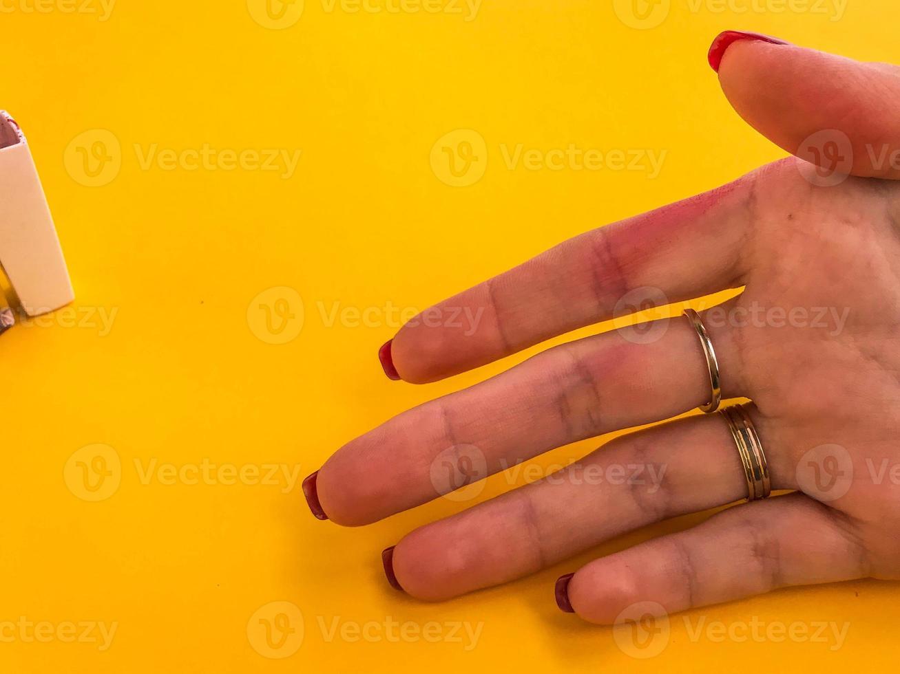 mano de maquillador aplicando maquillaje a la piel y mano sucia. las manos del maquillador están manchadas con cosméticos. trabajar en la creación de maquillaje, creatividad en la cara foto