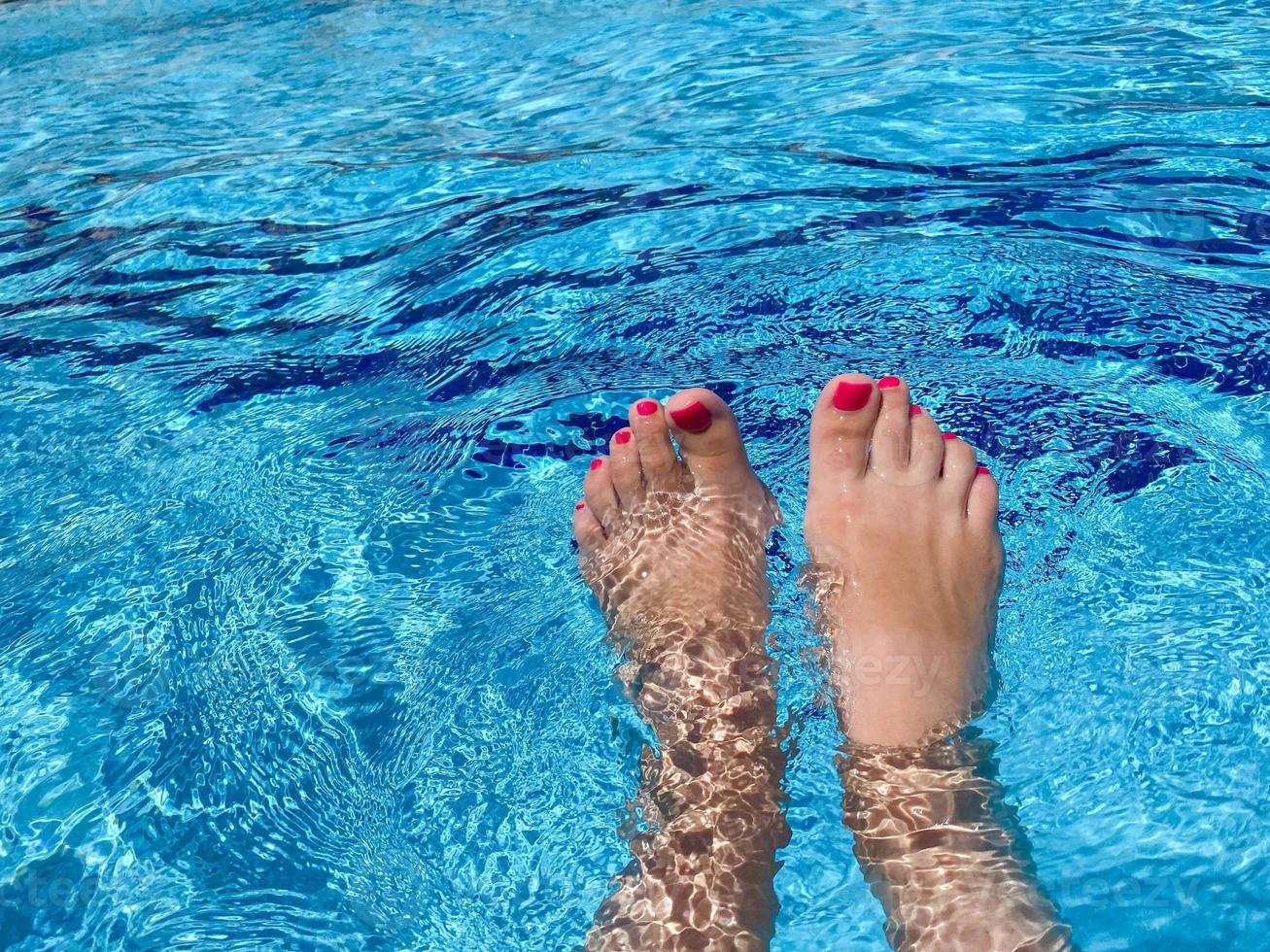 Bare woman feet on wooden deck by the swimming pool 15045575 Stock