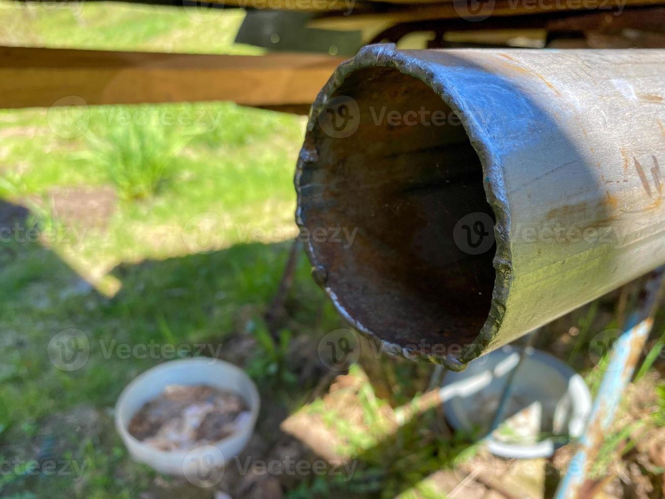 el borde de un tubo industrial de metal de hierro soldado con acero inoxidable de gran diámetro con una costura cortada de soldadura y corte de gas foto