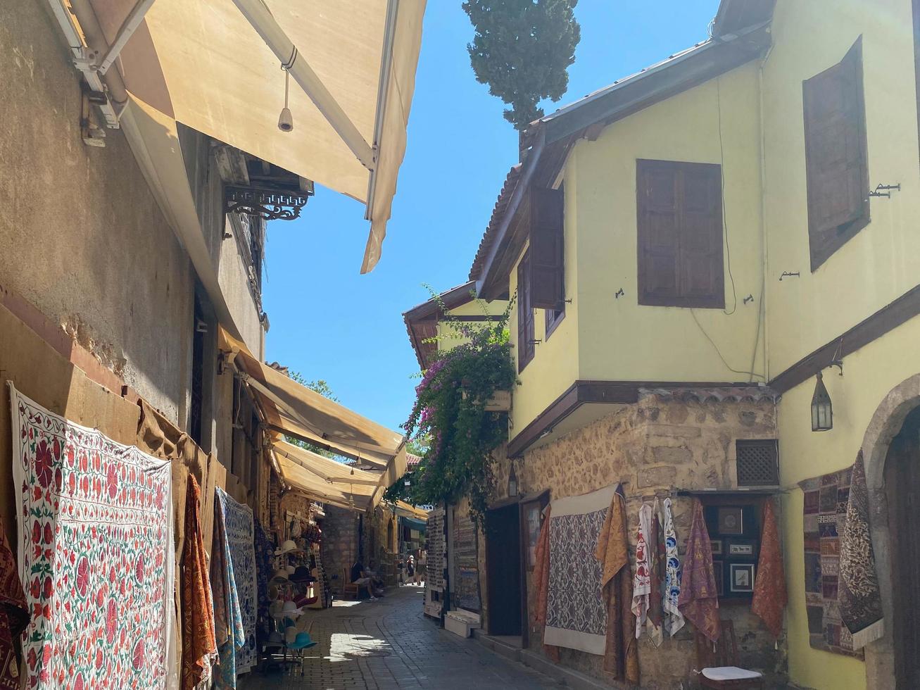 paso estrecho entre casas en la ciudad vieja de jerusalén cerca de la puerta puerta de jaffa en la ciudad vieja de jerusalén, israel foto