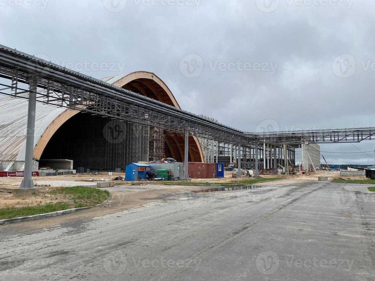 edificio de almacén con grandes ventanales para almacenar equipos, un centro logístico para las condiciones de entrega de incoterms en una planta industrial foto