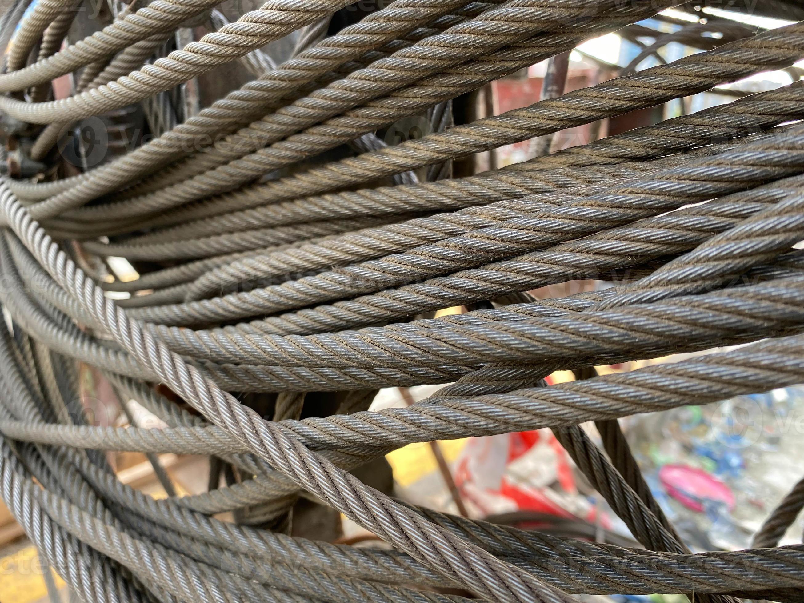 limpie el cable de acero nuevo, el alambre de acero o la cuerda de acero  enrollada en bobinas que se encuentran en un estante 15046531 Foto de stock  en Vecteezy