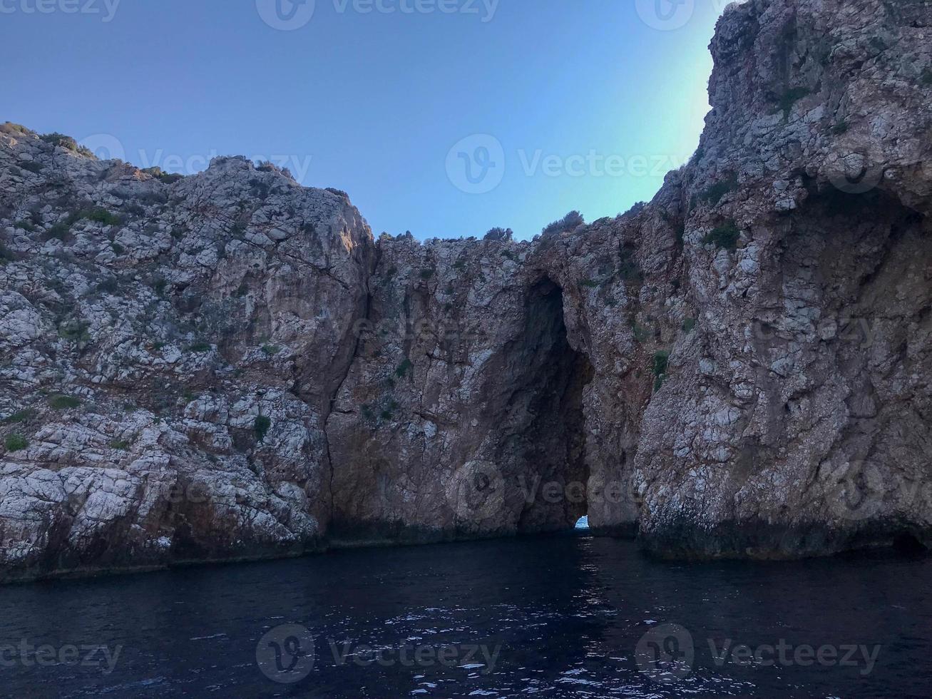 gruta boca do inferno en cascais, portugal. cueva peligrosa con fuertes olas foto