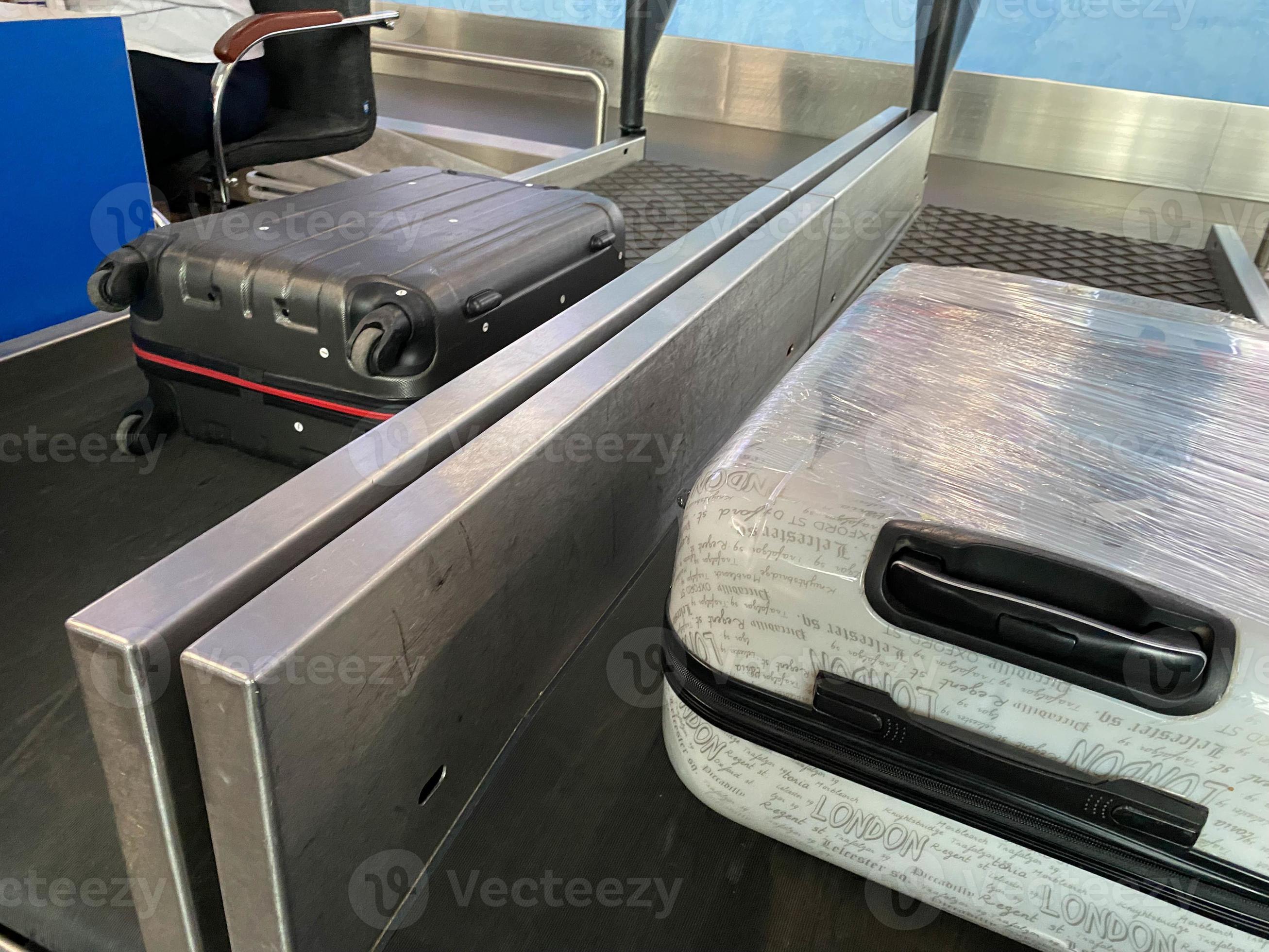 Suitcases travel on a conveyor belt at the airport. Baggage unloaded at the conveyor 15046733