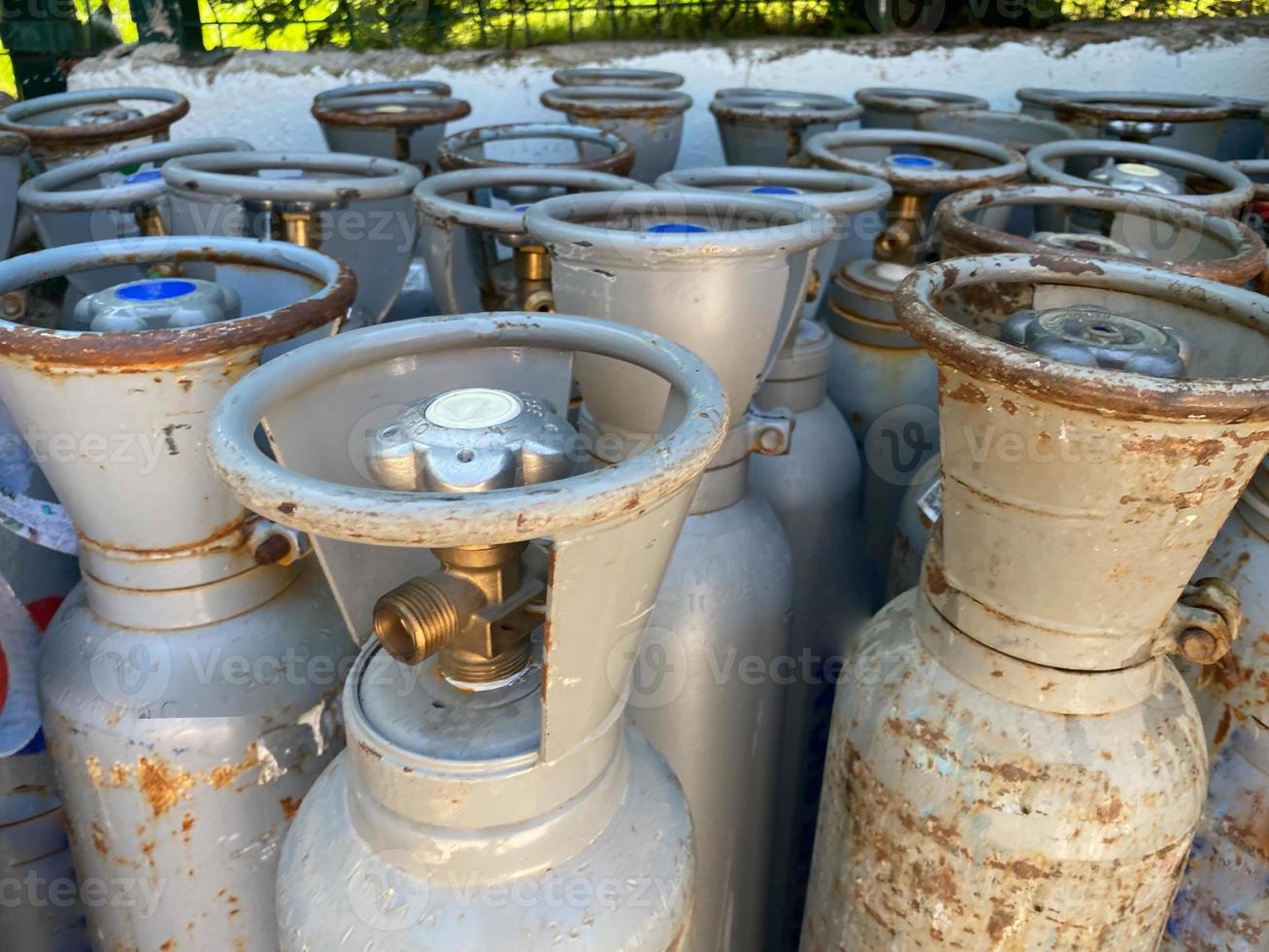 Many older portable gas cylinders can still be used in the gas industry photo