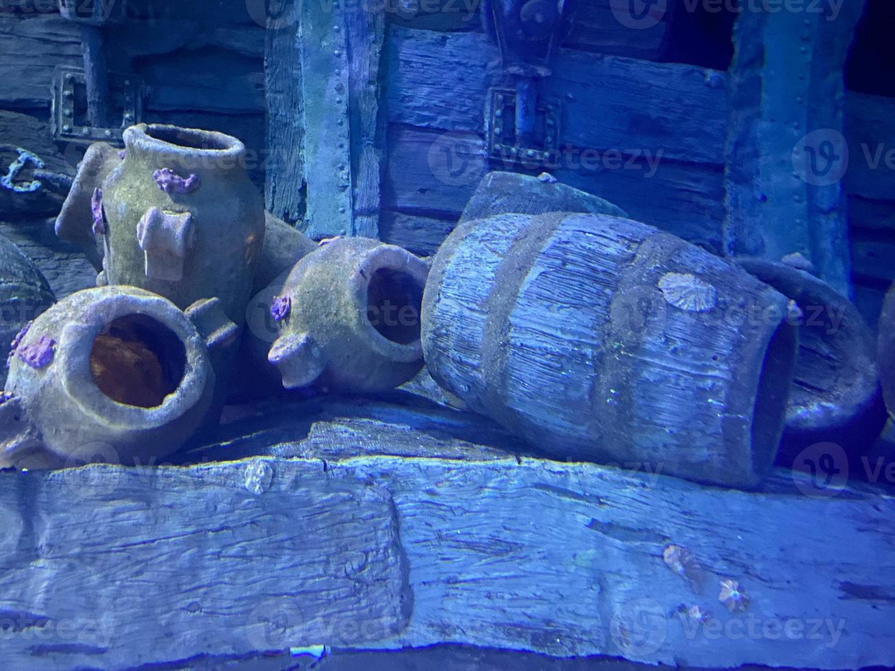 antiguas ollas de barro antiguas y jarrones antiguos hundidos bajo el agua. telón de fondo para el buceo foto