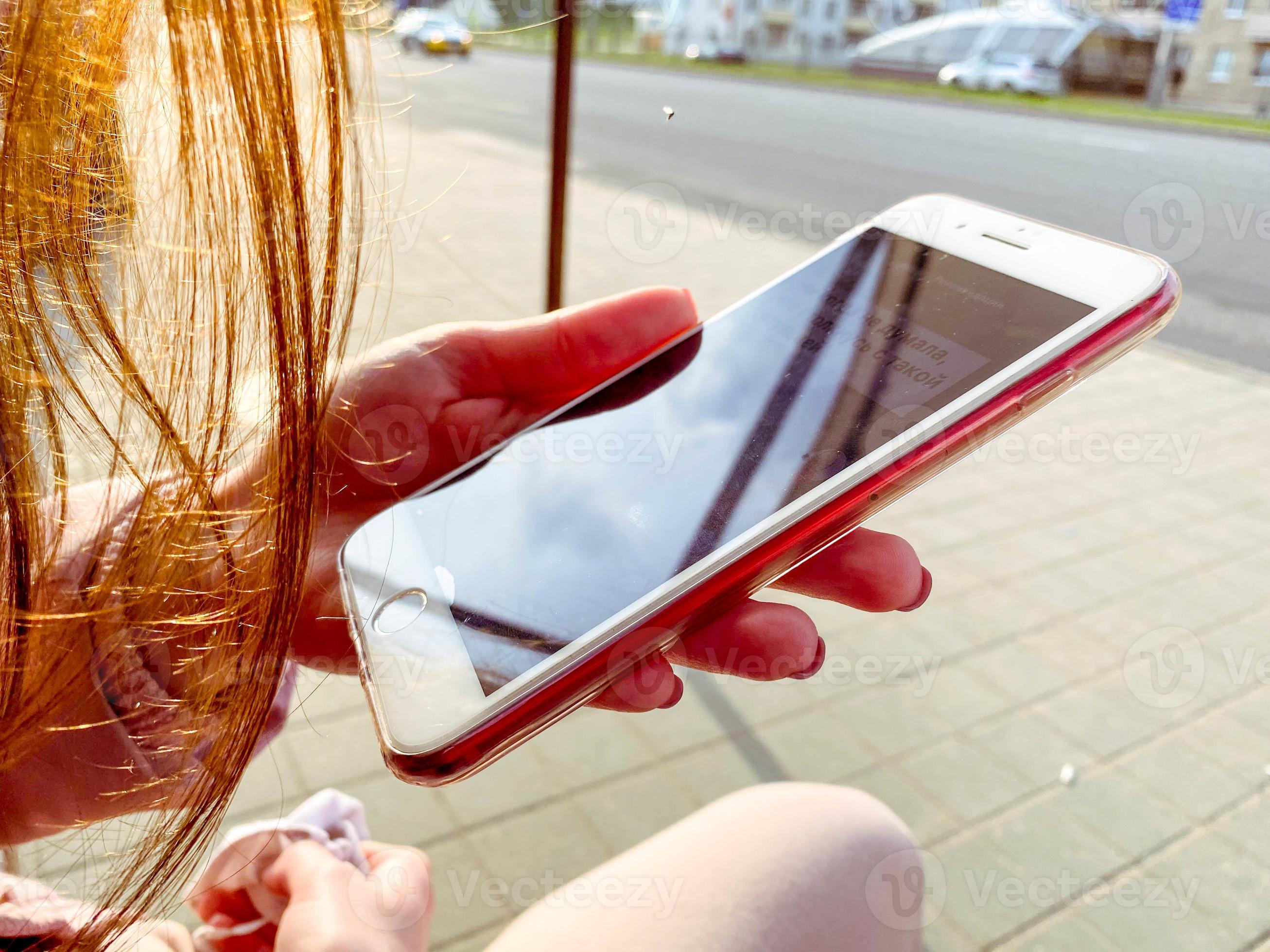 Mano De La Mujer Que Sostiene El Teléfono Móvil Más Pequeño Del