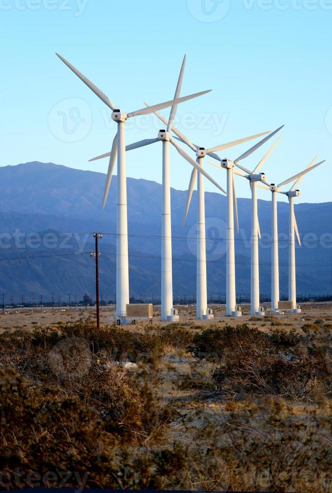 una fila de turbinas eólicas para producir energía verde en el área de palm springs de california. foto