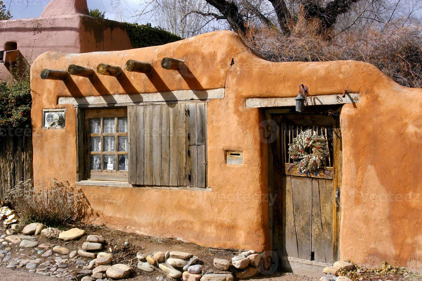 santa fe, nuevo méxico casa con diseño y arquitectura de estilo antiguo de adobe. foto