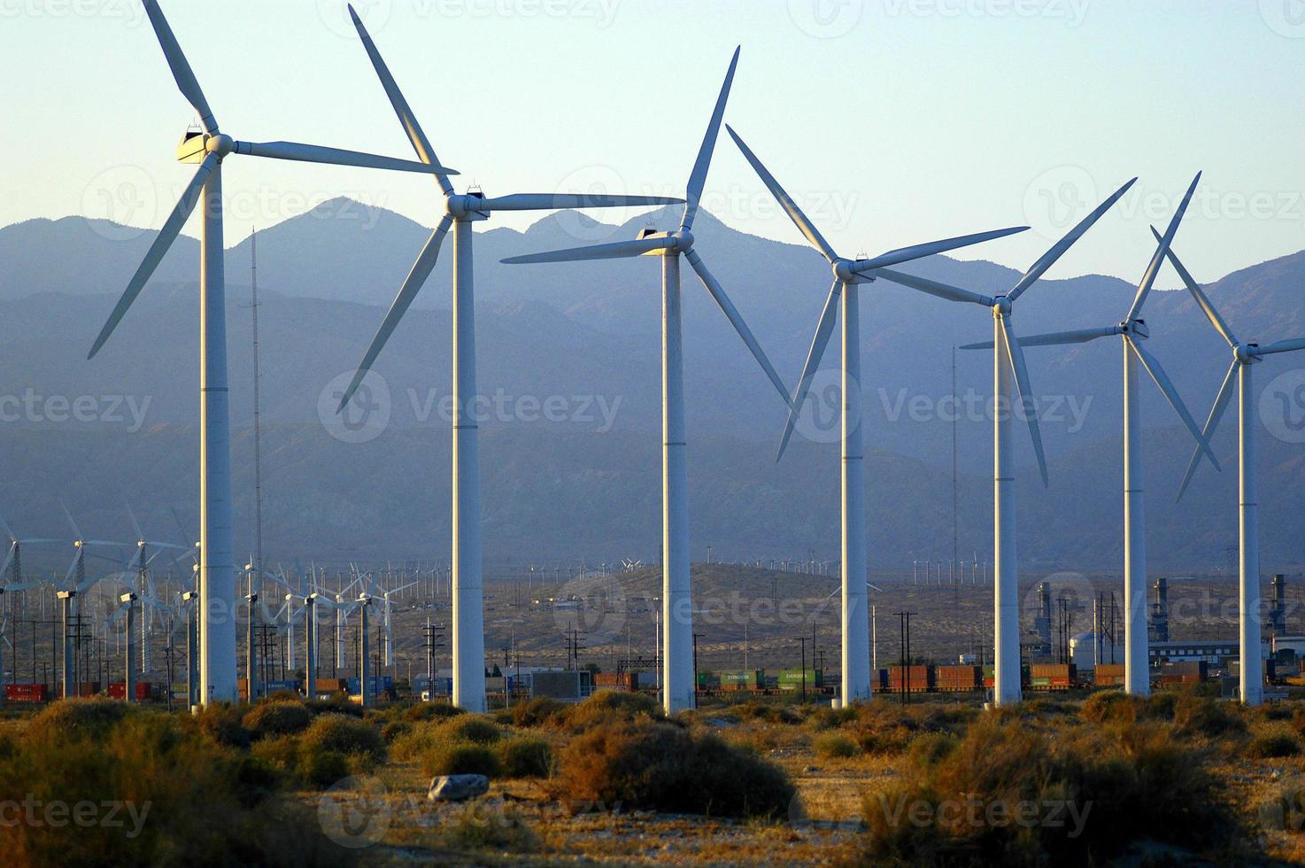 energía limpia generada por aerogeneradores en palm springs, california. foto