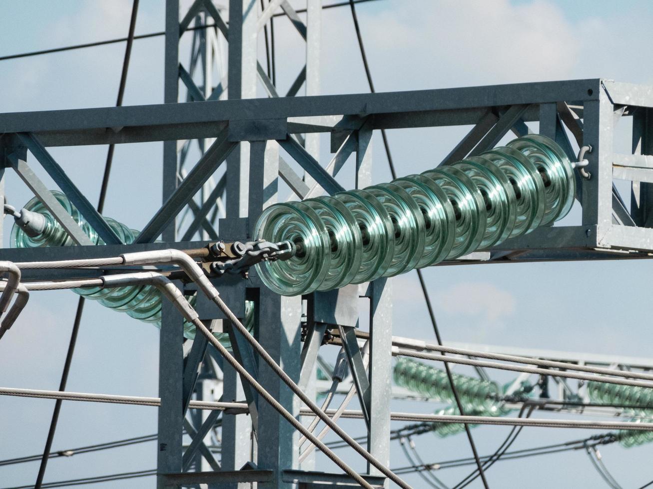 aislador lineal en líneas eléctricas de alta tensión. foto