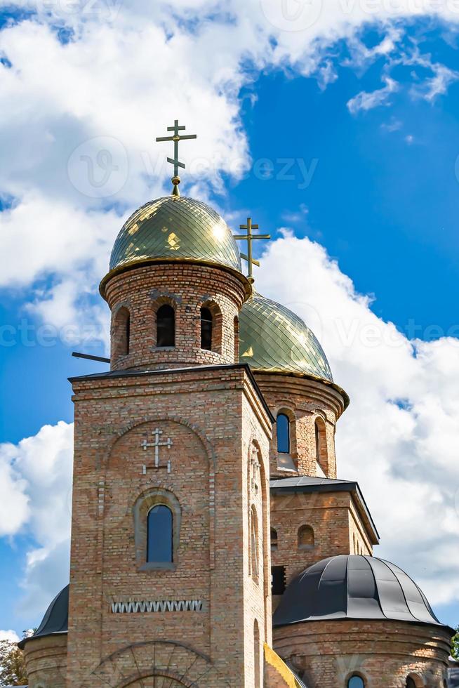 Cruz de la iglesia cristiana en alta torre campanario para la oración foto