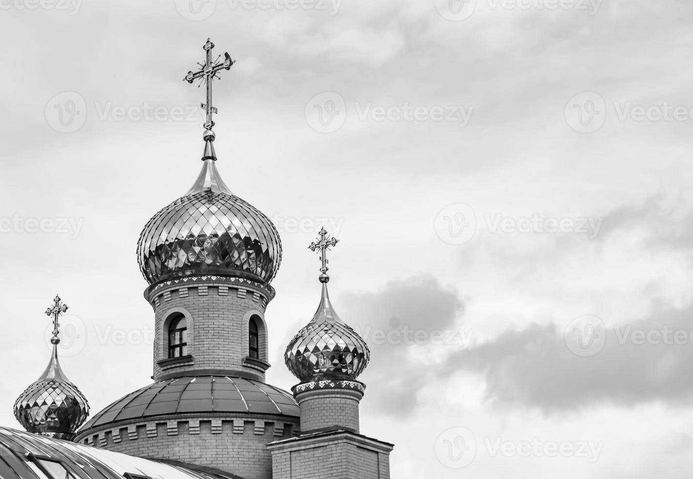 Cruz de la iglesia cristiana en alta torre campanario para la oración foto