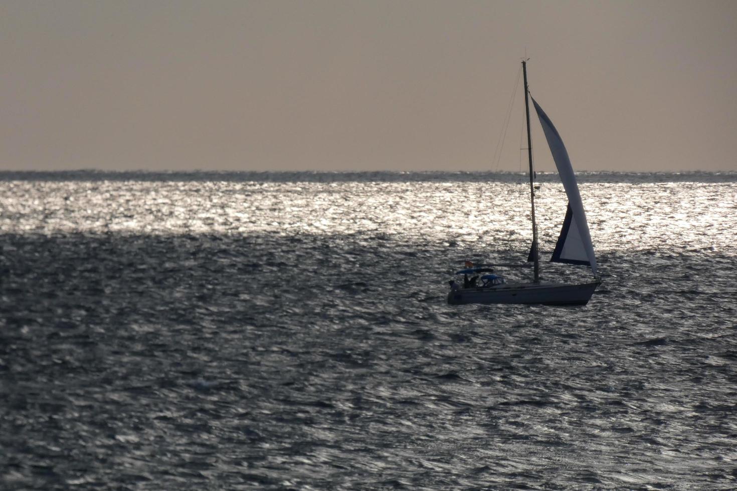 velero navegando en el mar mediterráneo, aguas tranquilas foto