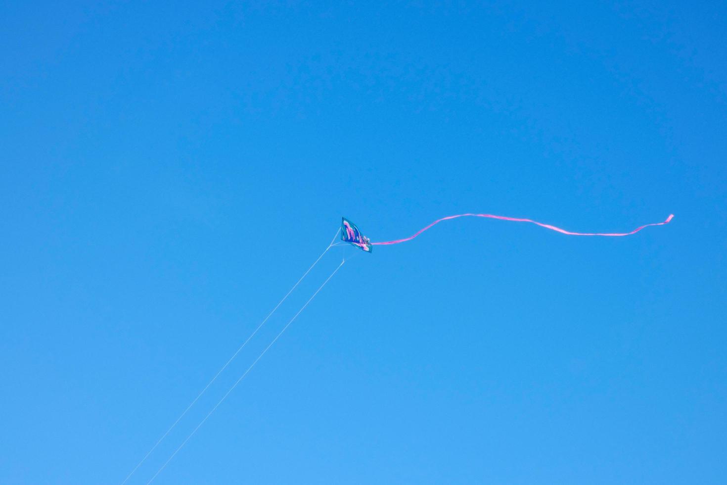 cometa surcando y flotando en el aire bajo el cielo azul foto