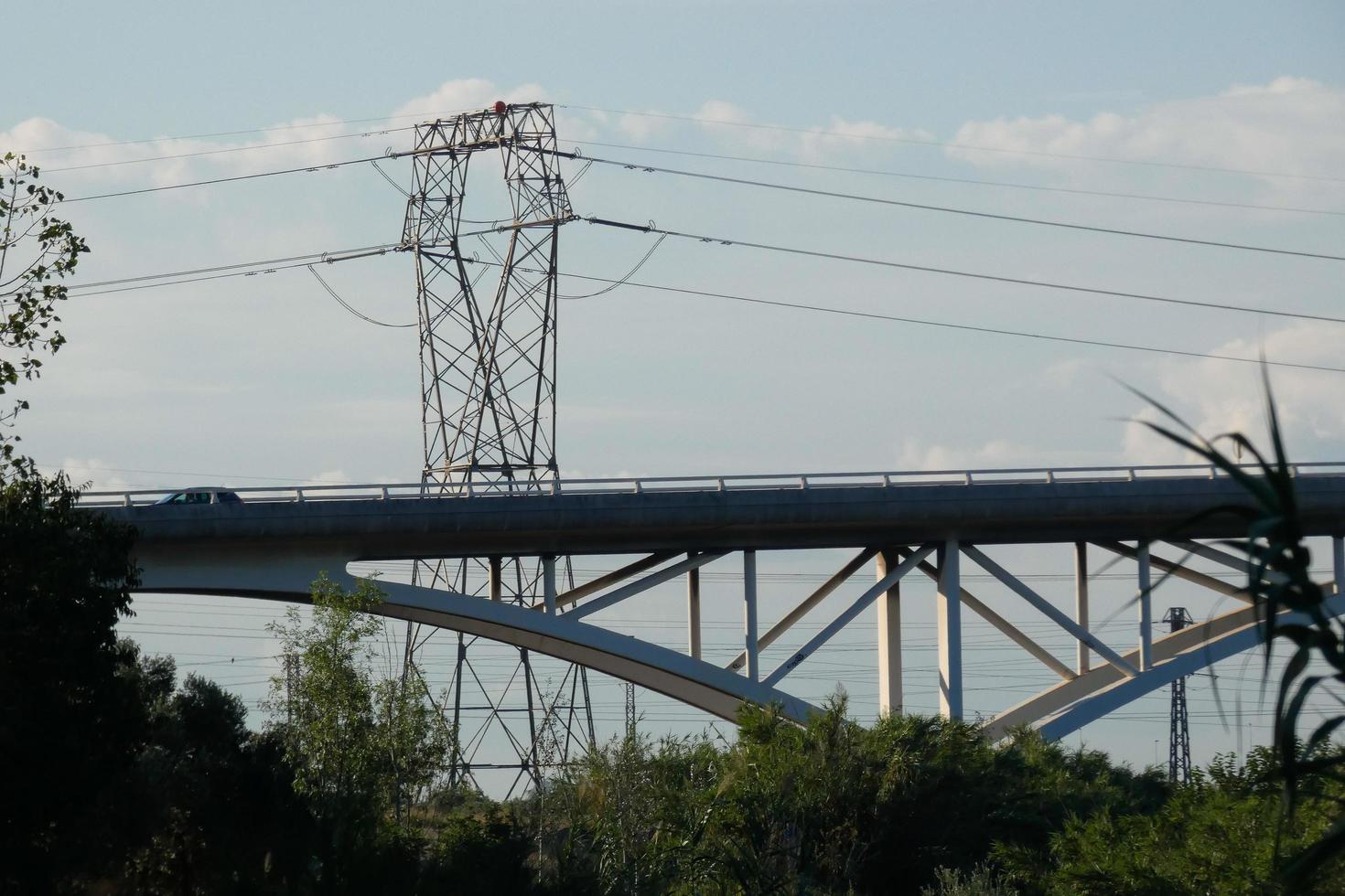 torres metálicas, obras de ingeniería que soportan los cables de cobre que transportan la electricidad. foto