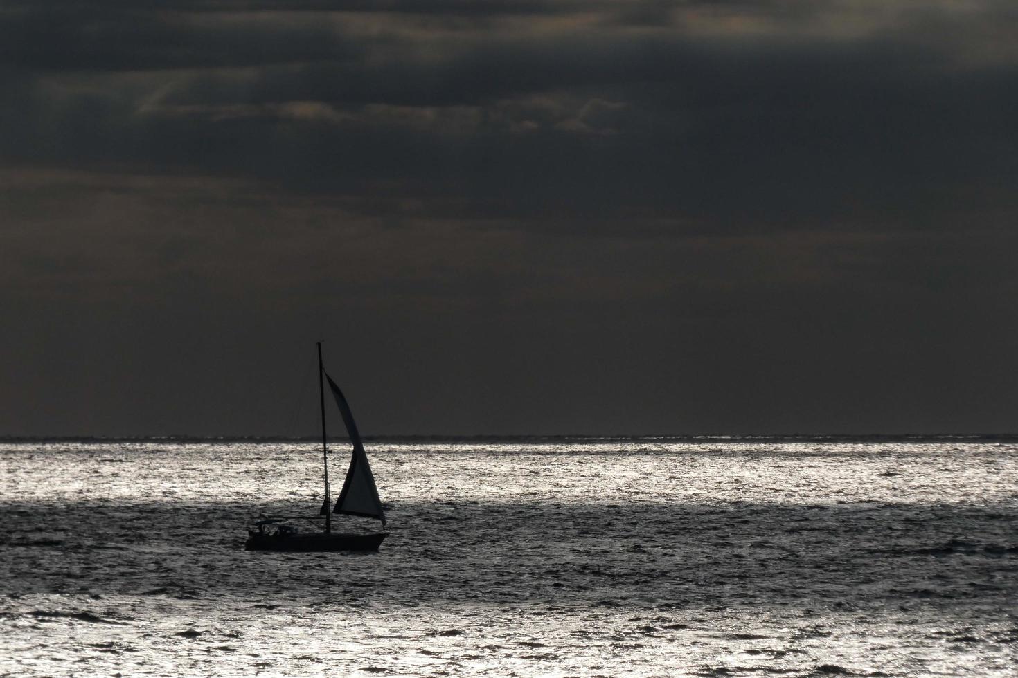 velero navegando en el mar mediterráneo, aguas tranquilas foto