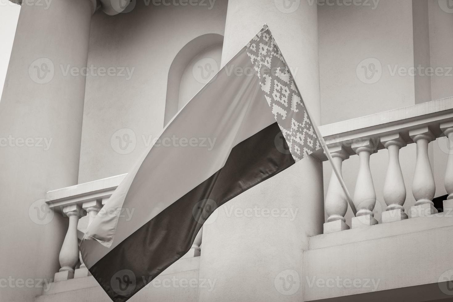 bandera de bielorrusia en un edificio bandera bielorrusa rojo blanco verde. foto