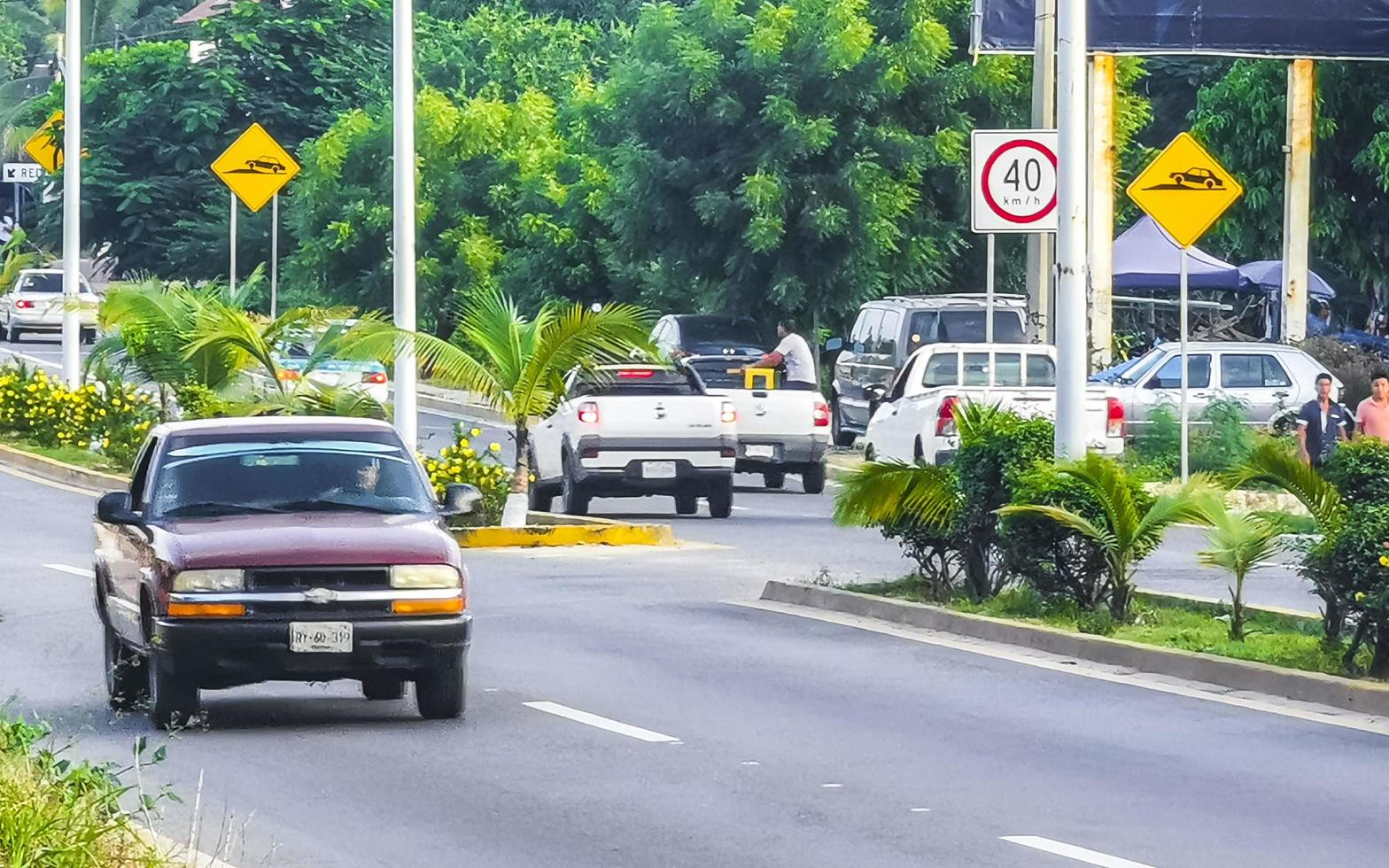 puerto escondido oaxaca mexico 2022 varias camionetas mexicanas autos 4x4 vehiculos todoterreno mexico. foto