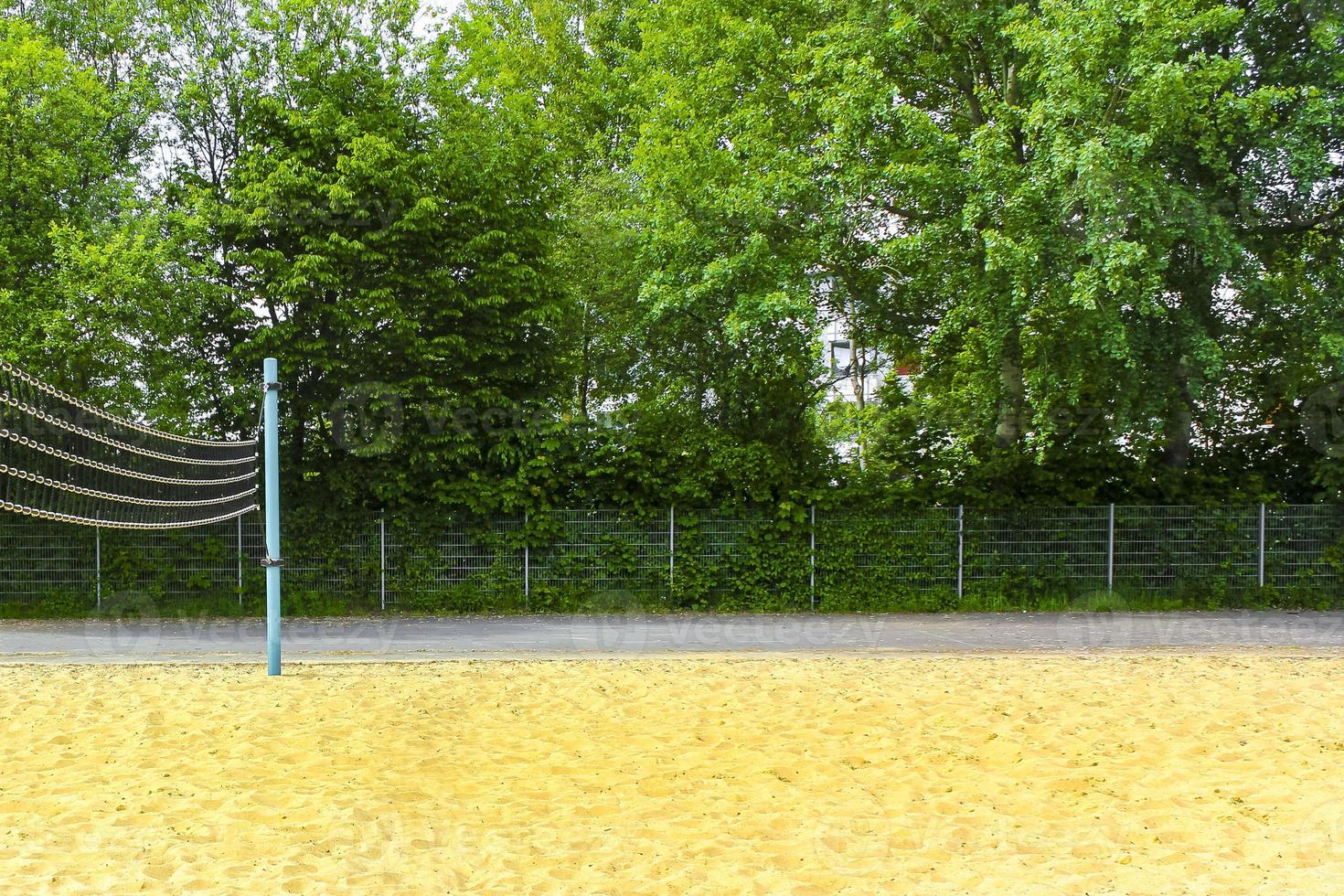 Red de voleibol y campo de juego al aire libre en la naturaleza en Alemania. foto