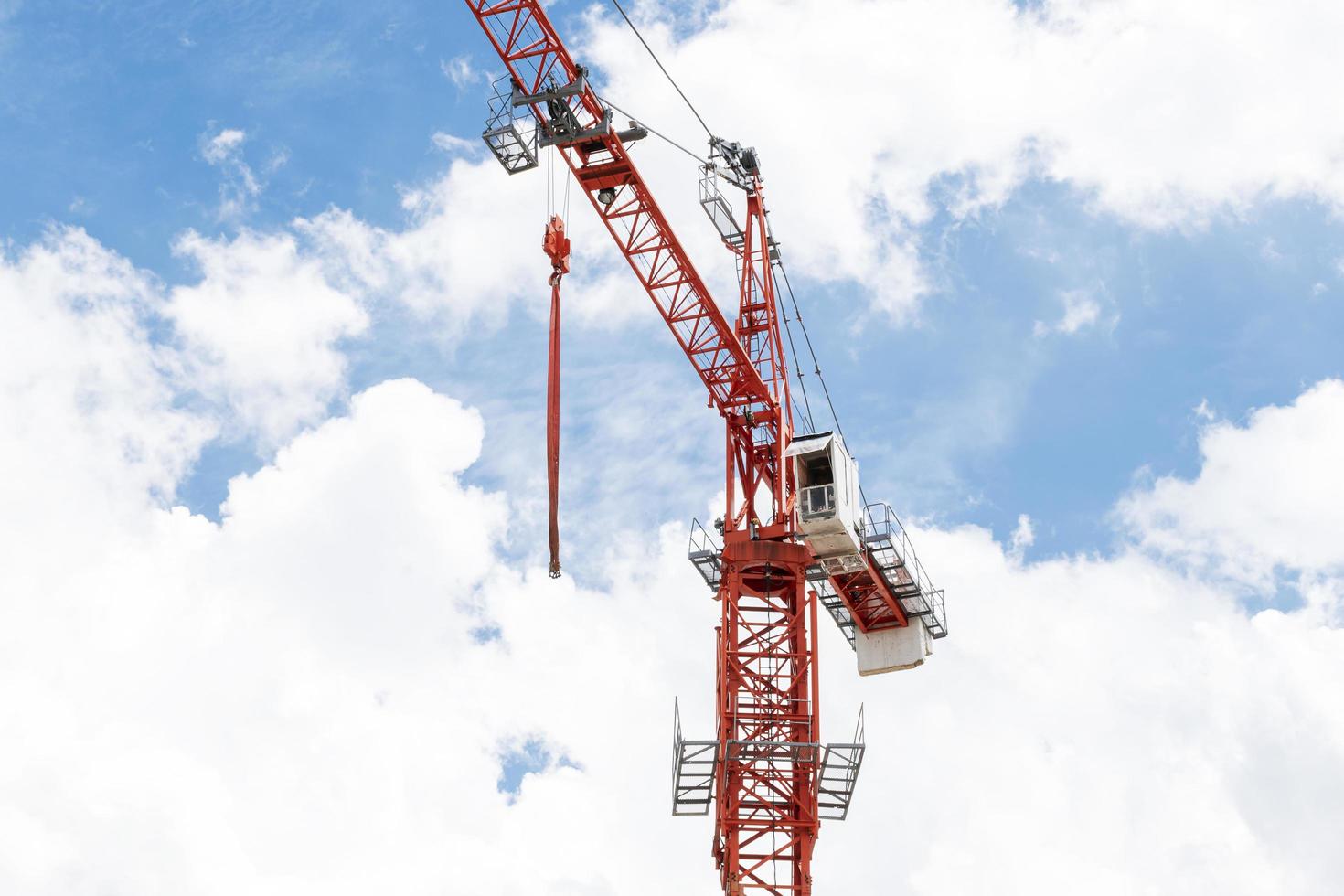 grúa de construcción de torre con fondo de cielo azul foto