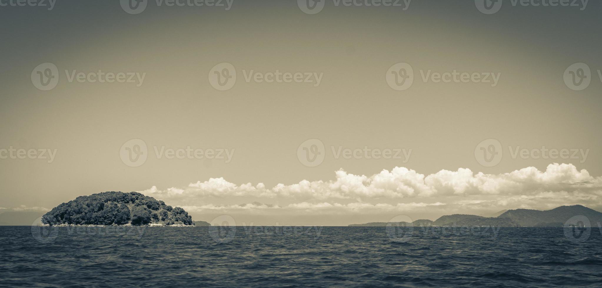 panorama de islas tropicales ilha grande angra dos reis brasil. foto