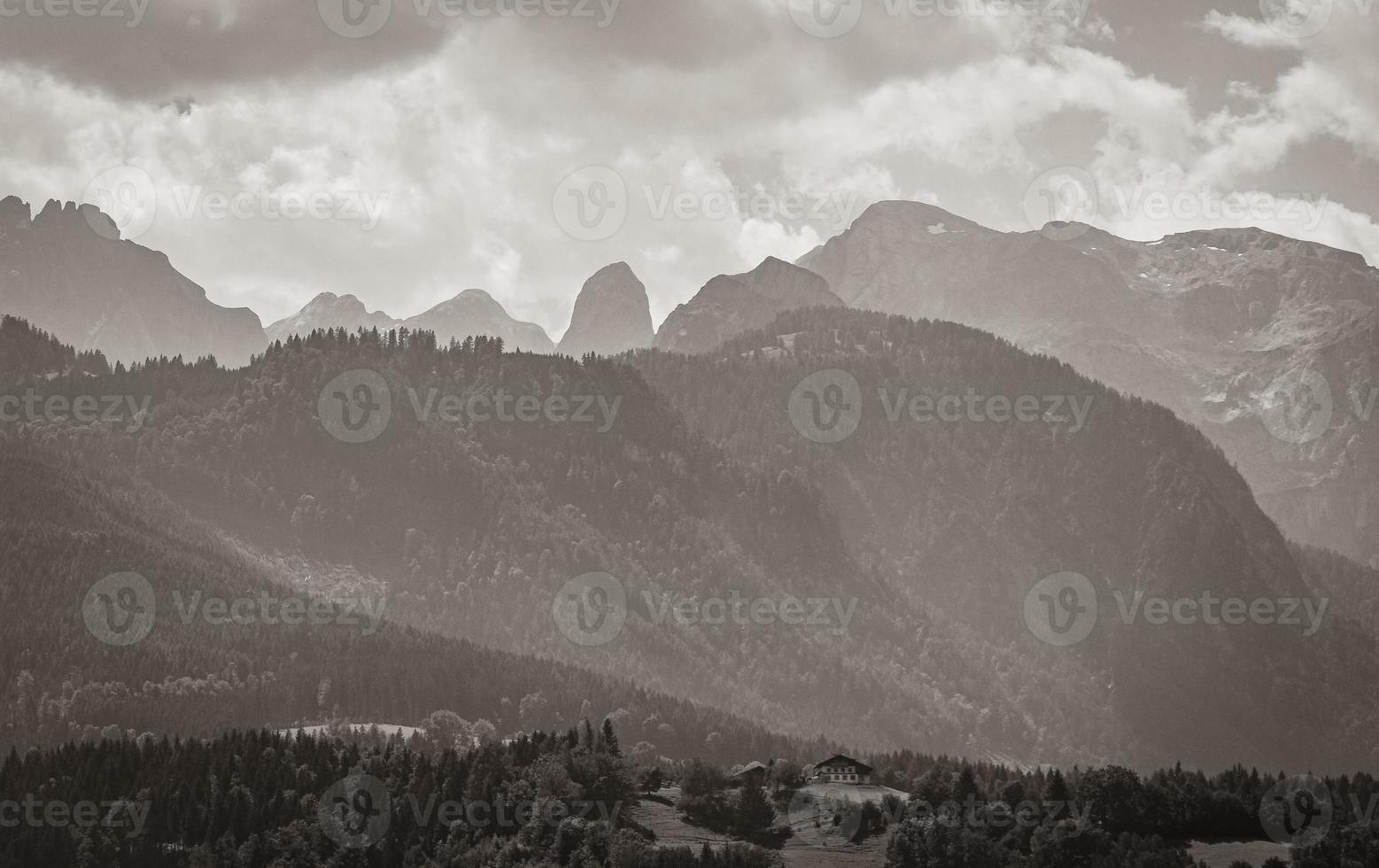 maravillosa montaña boscosa y panorama alpino en pongau salzburg austria. foto