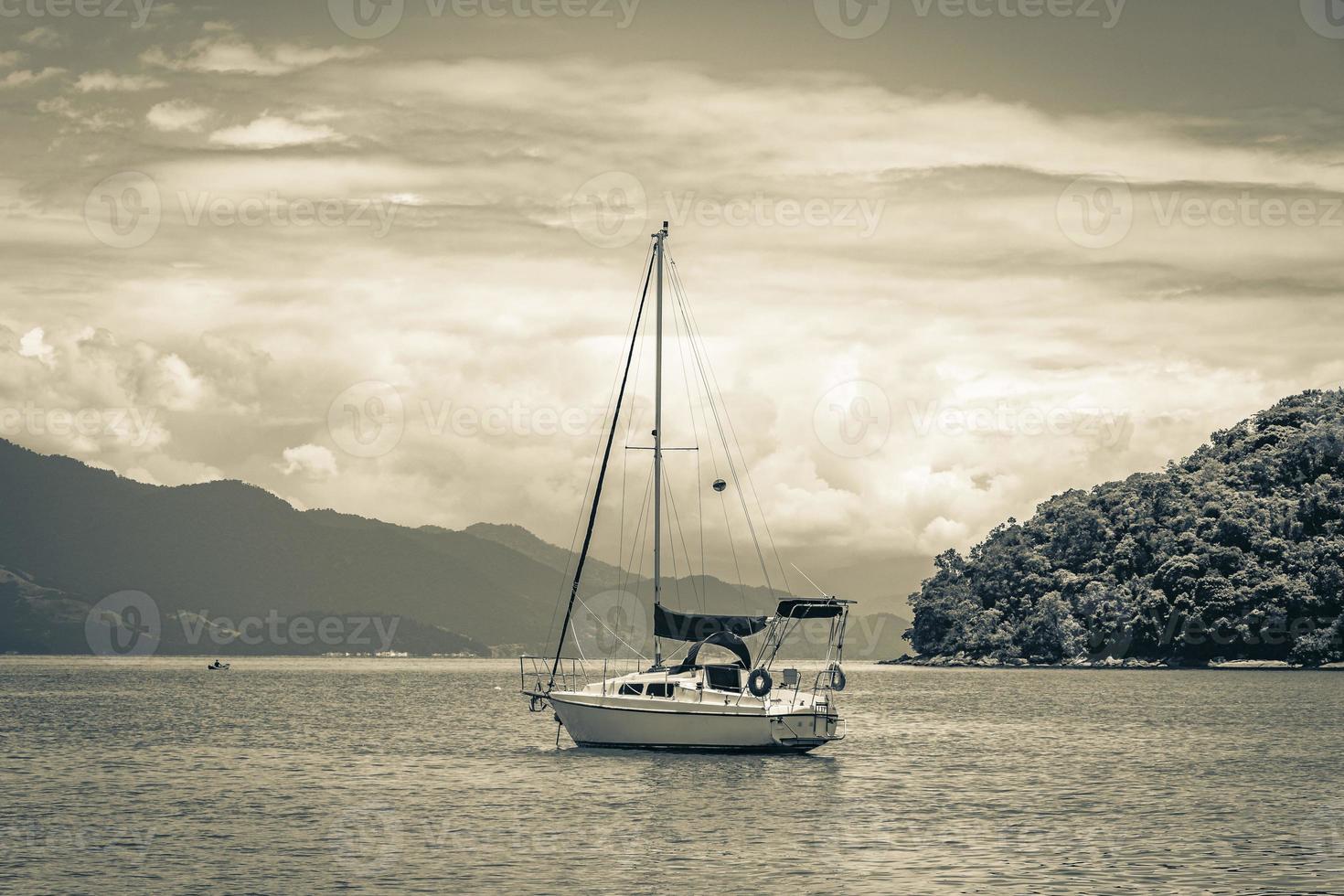 barcos barcos y paseos en barco playa abraao ilha grande brasil. foto