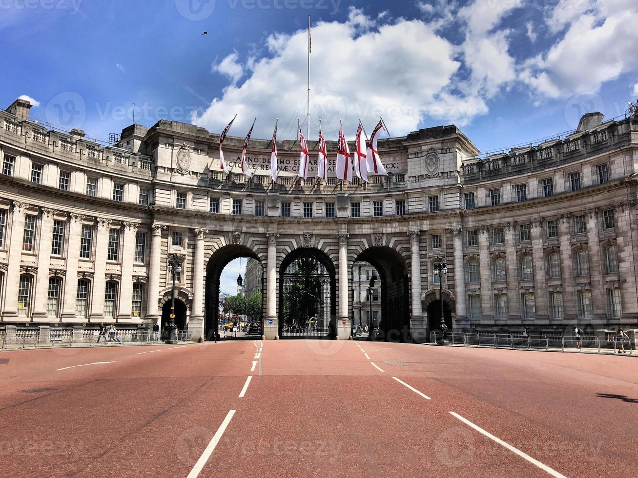 una vista del arco del almirantazgo en londres foto