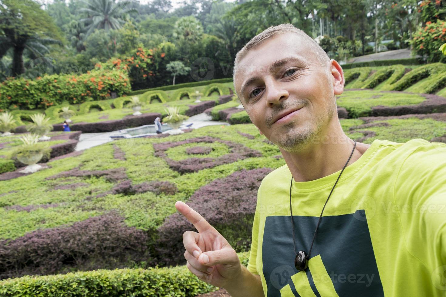 turista viajero en los jardines botánicos de perdana en kuala lumpur, malasia. foto