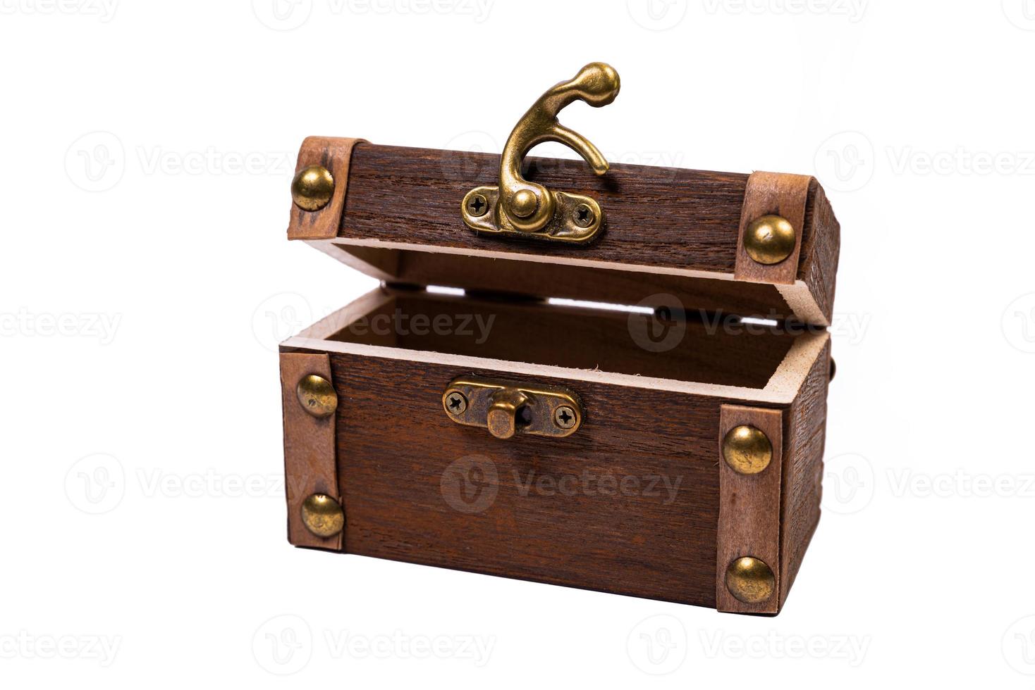 tesoro de cofre pirata aislado en fondo blanco - caja de cofre en caja de cofre abierta, almacenamiento de caja de cofre cerrado foto