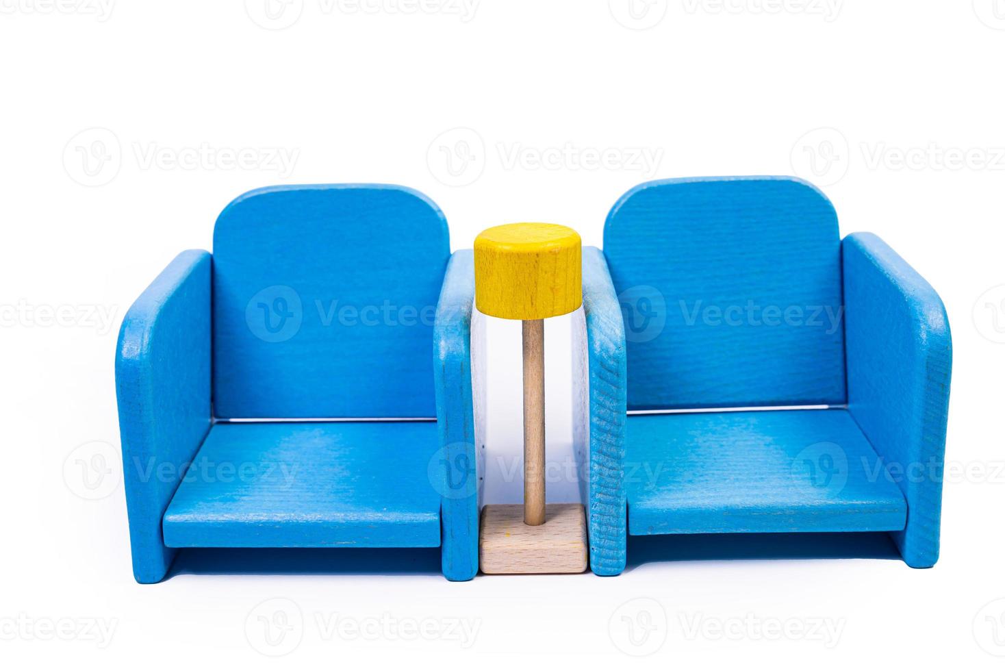 Irregularidades Milagroso calcio una silla de juguete azul de madera, un sofá, dos sillas con una mesa, una  mesa amarilla, sillas de madera tapizadas en azul. lámpara amarilla sobre  fondo blanco aislado 15126305 Foto de