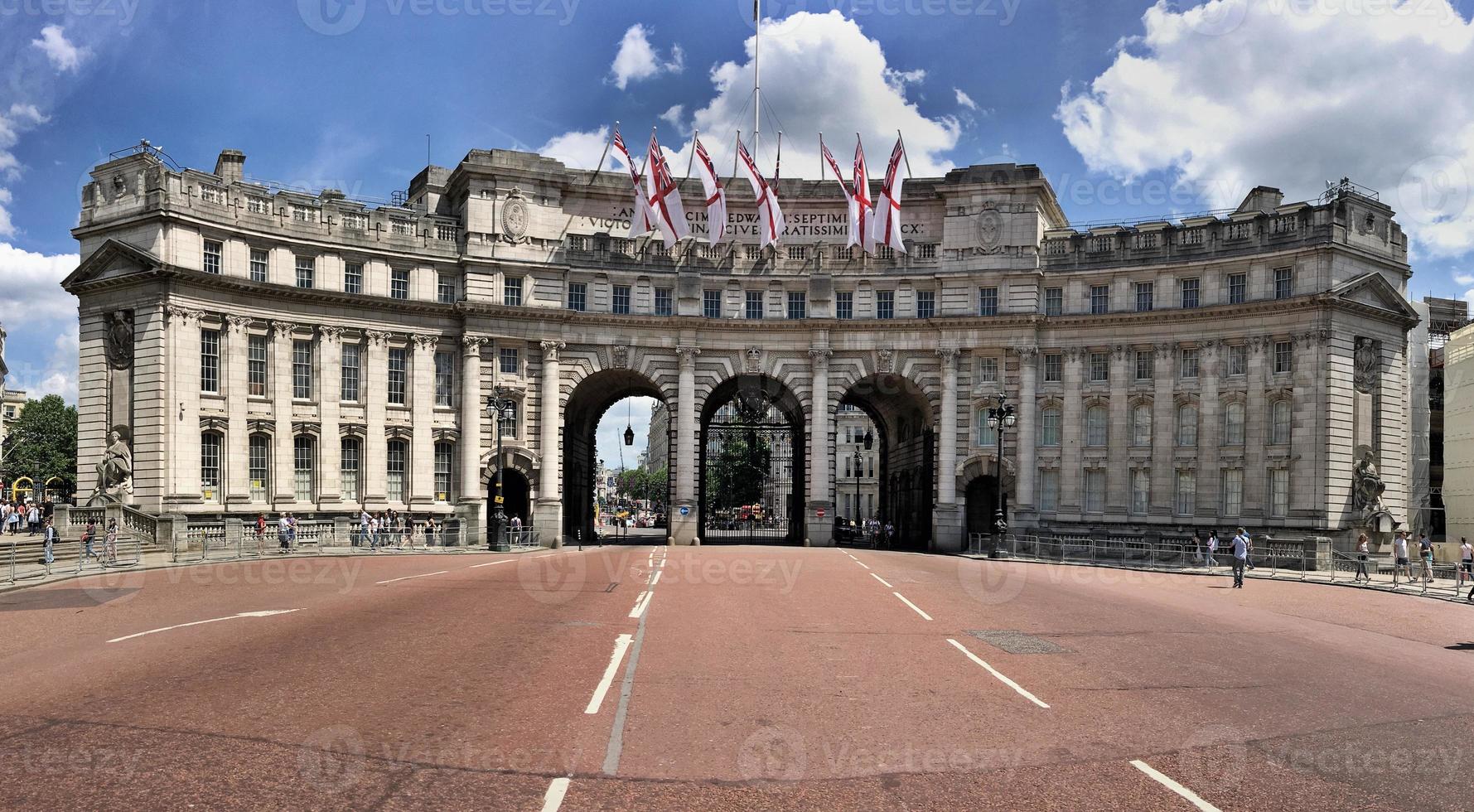 una vista del arco del almirantazgo en londres foto