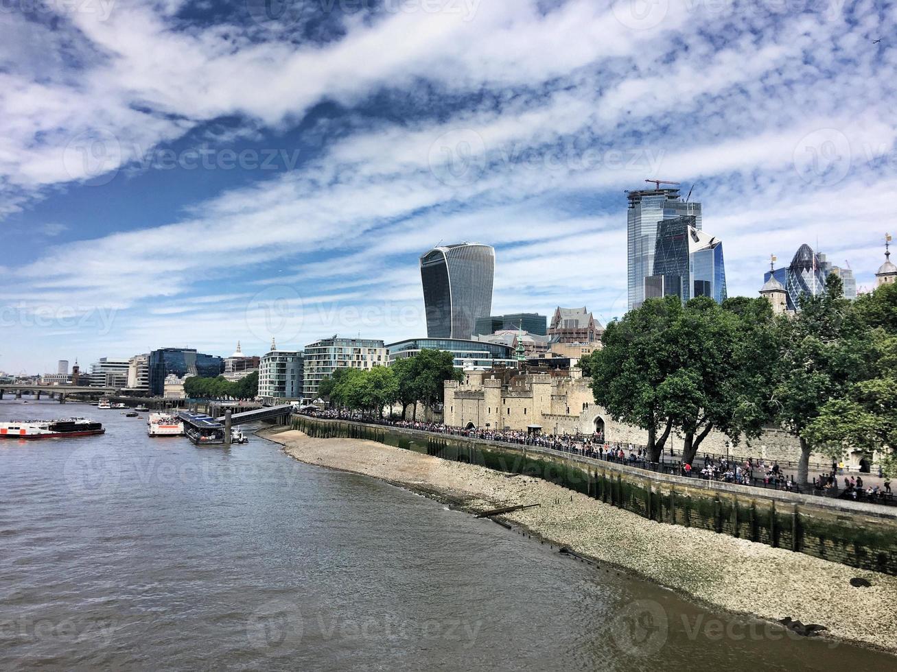 una vista del río támesis cerca de westminster foto