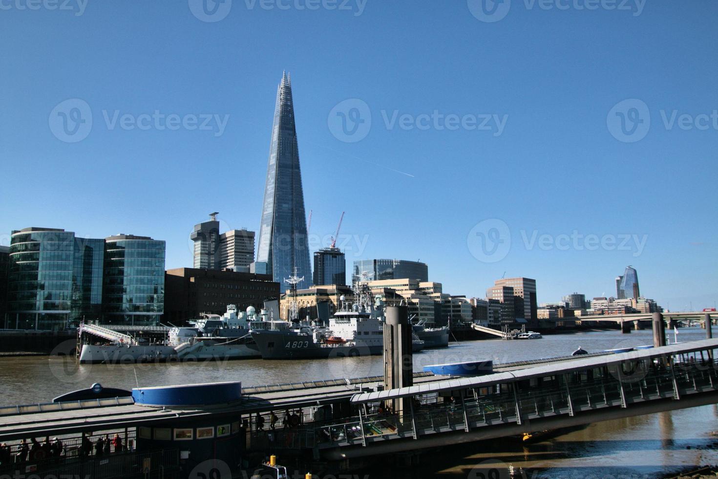 una vista del río támesis cerca de westminster foto