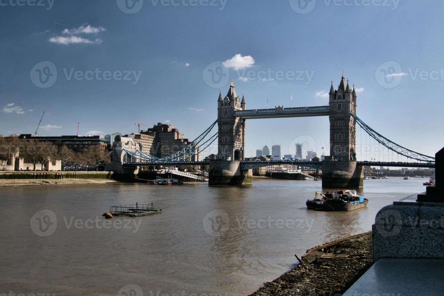 una vista del puente de la torre foto