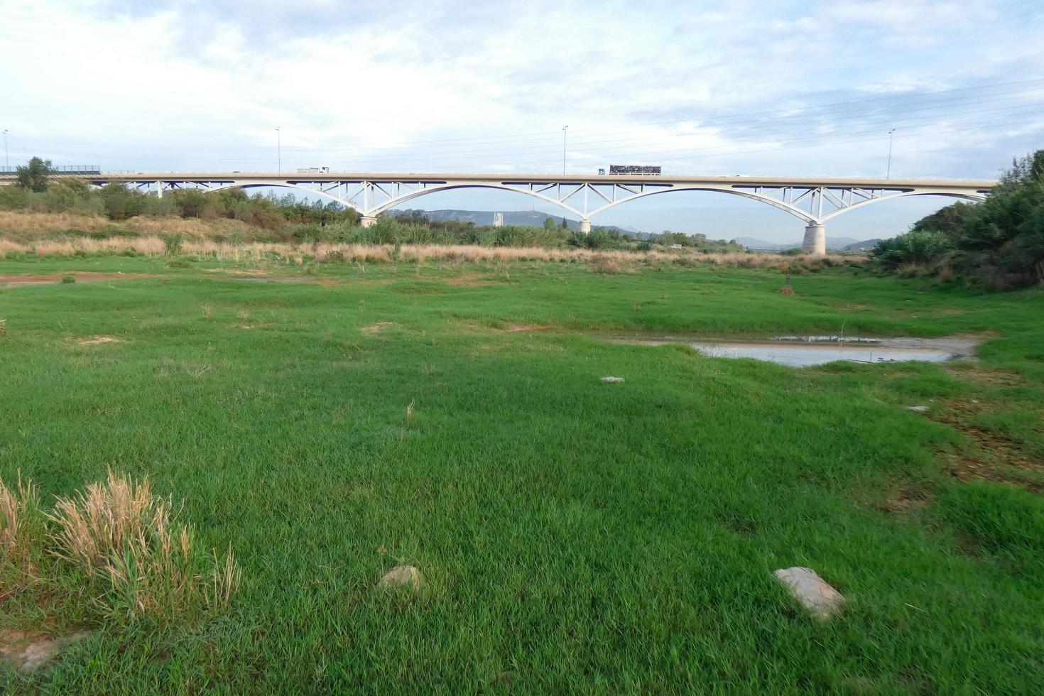 puente sobre el río llobregat, obra de ingeniería para el paso de coches, camiones y autobuses. foto