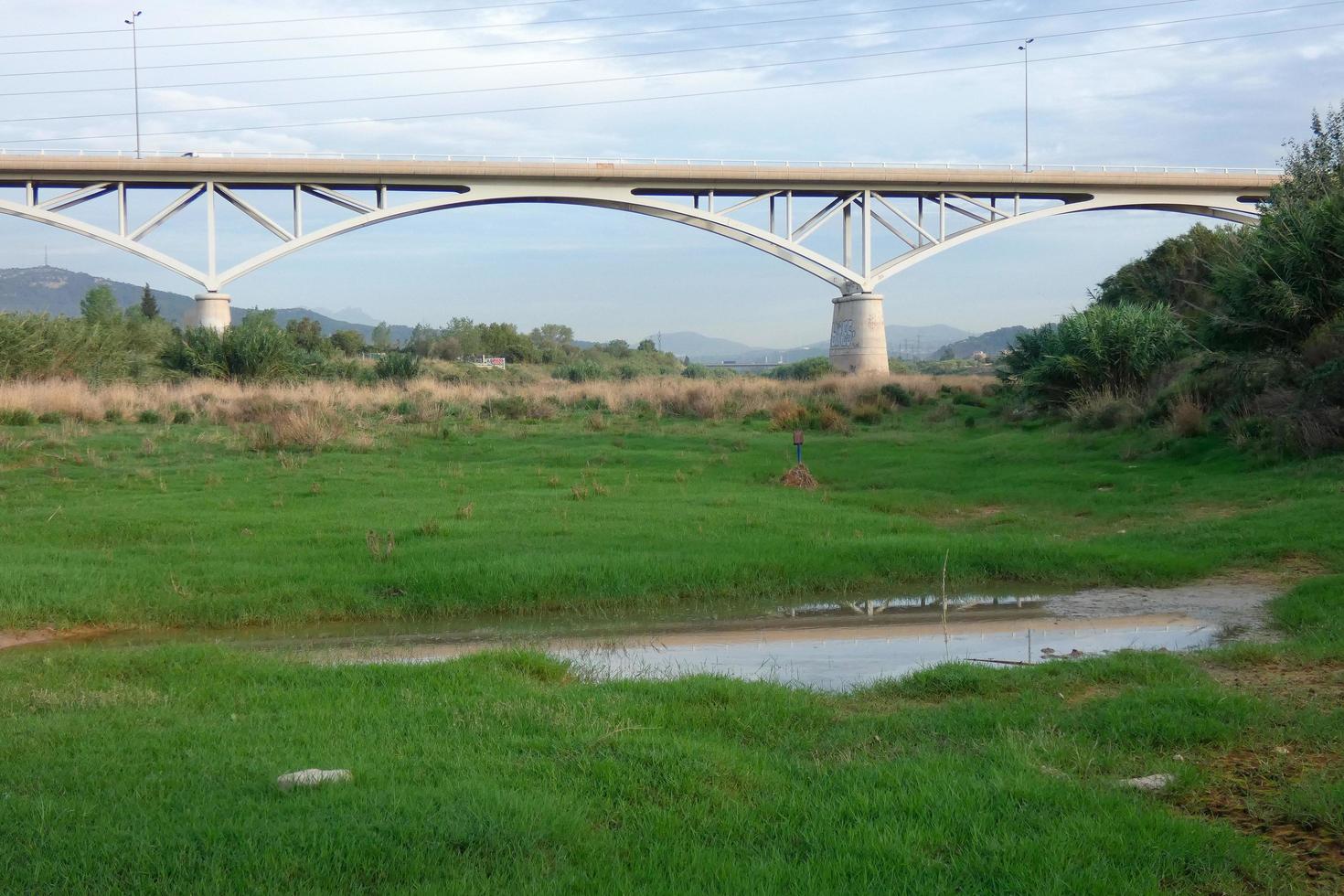 puente sobre el río llobregat, obra de ingeniería para el paso de coches, camiones y autobuses. foto