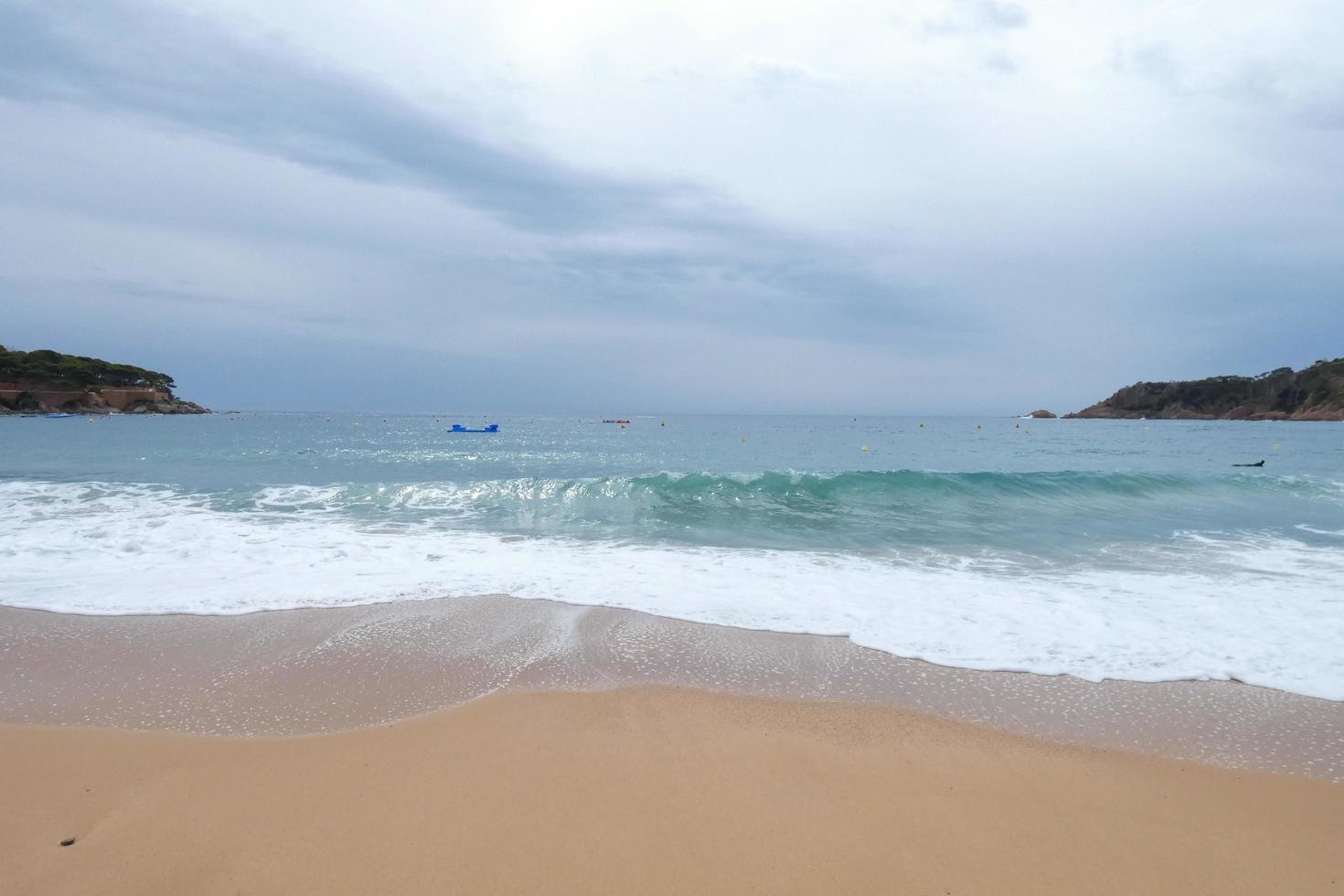 espuma de las olas cuando llegan a la arena de la playa foto