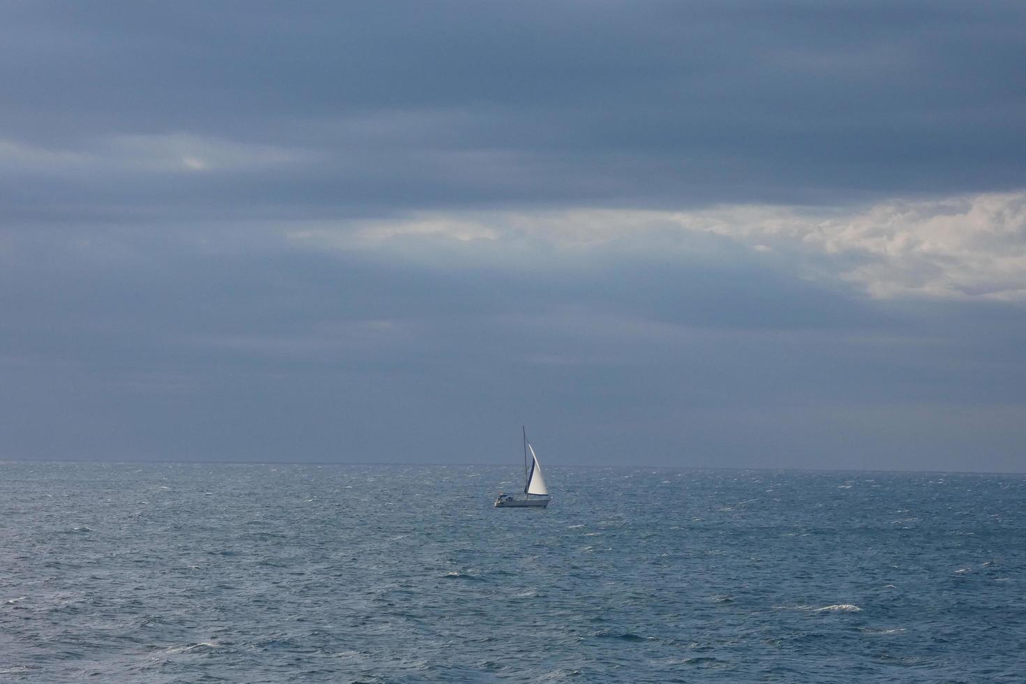 velero navegando en el mar mediterráneo, aguas tranquilas foto