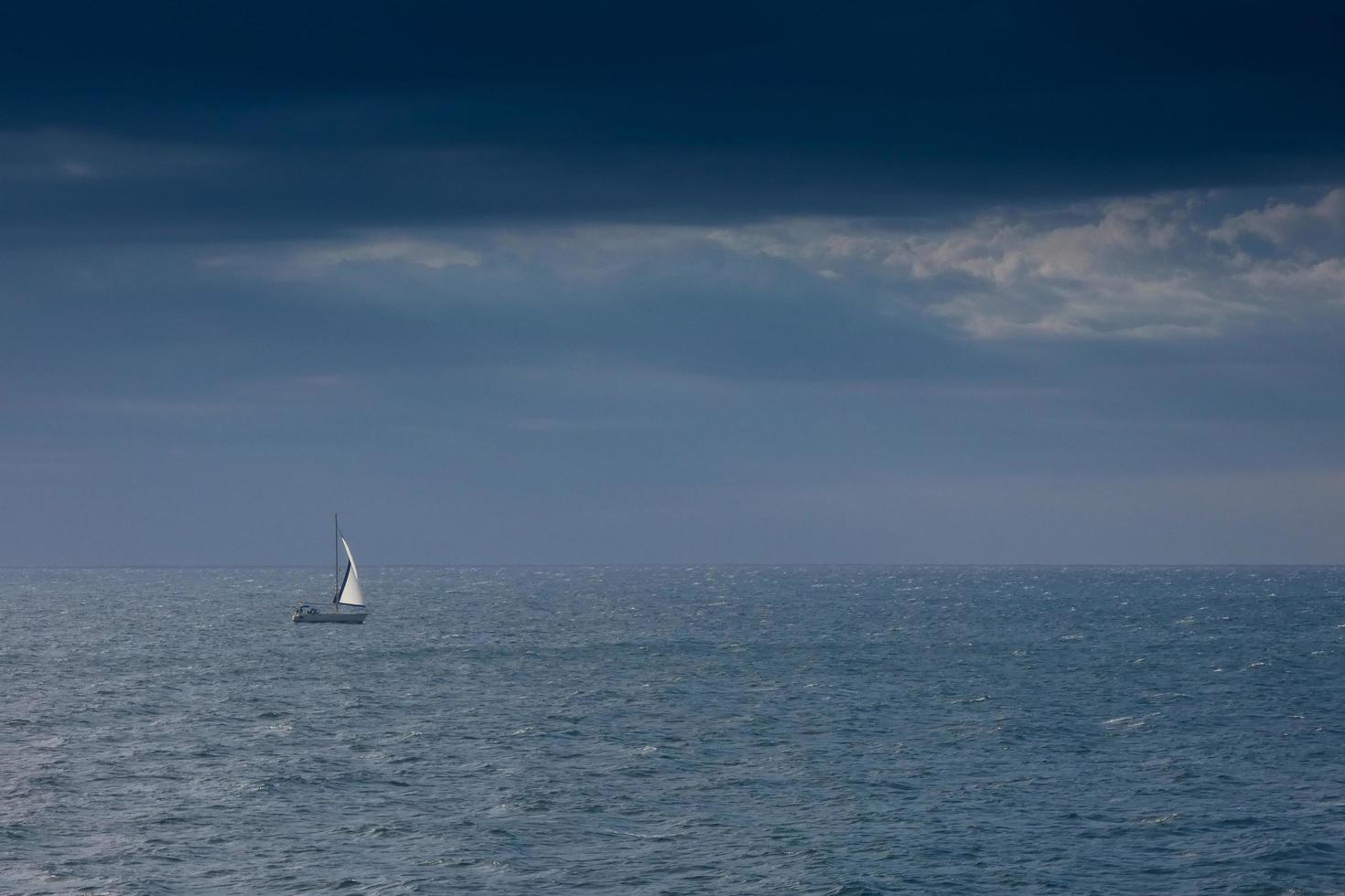 velero navegando en el mar mediterráneo, aguas tranquilas foto