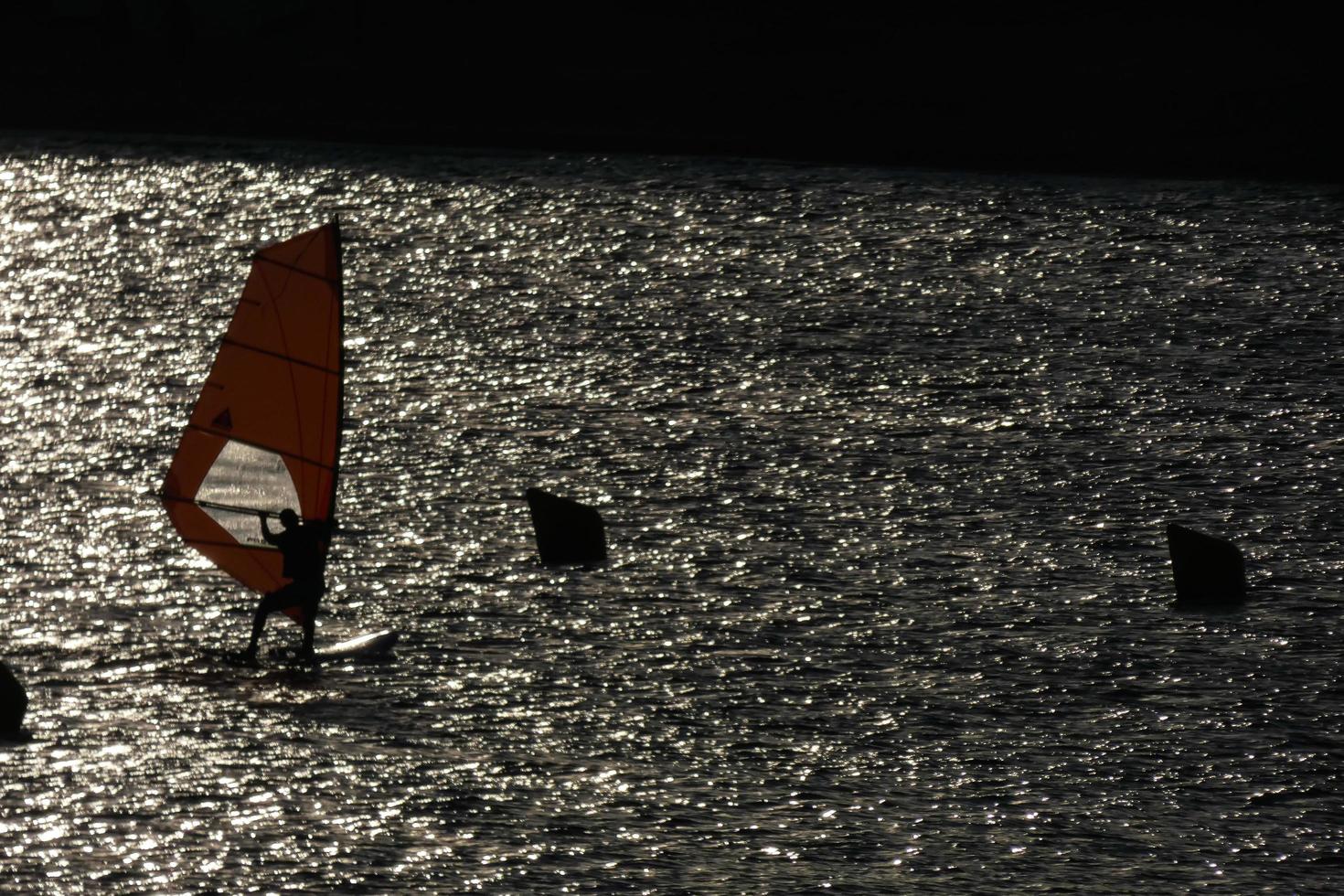 practicando windsurf en el mar mediterráneo, mar en calma foto