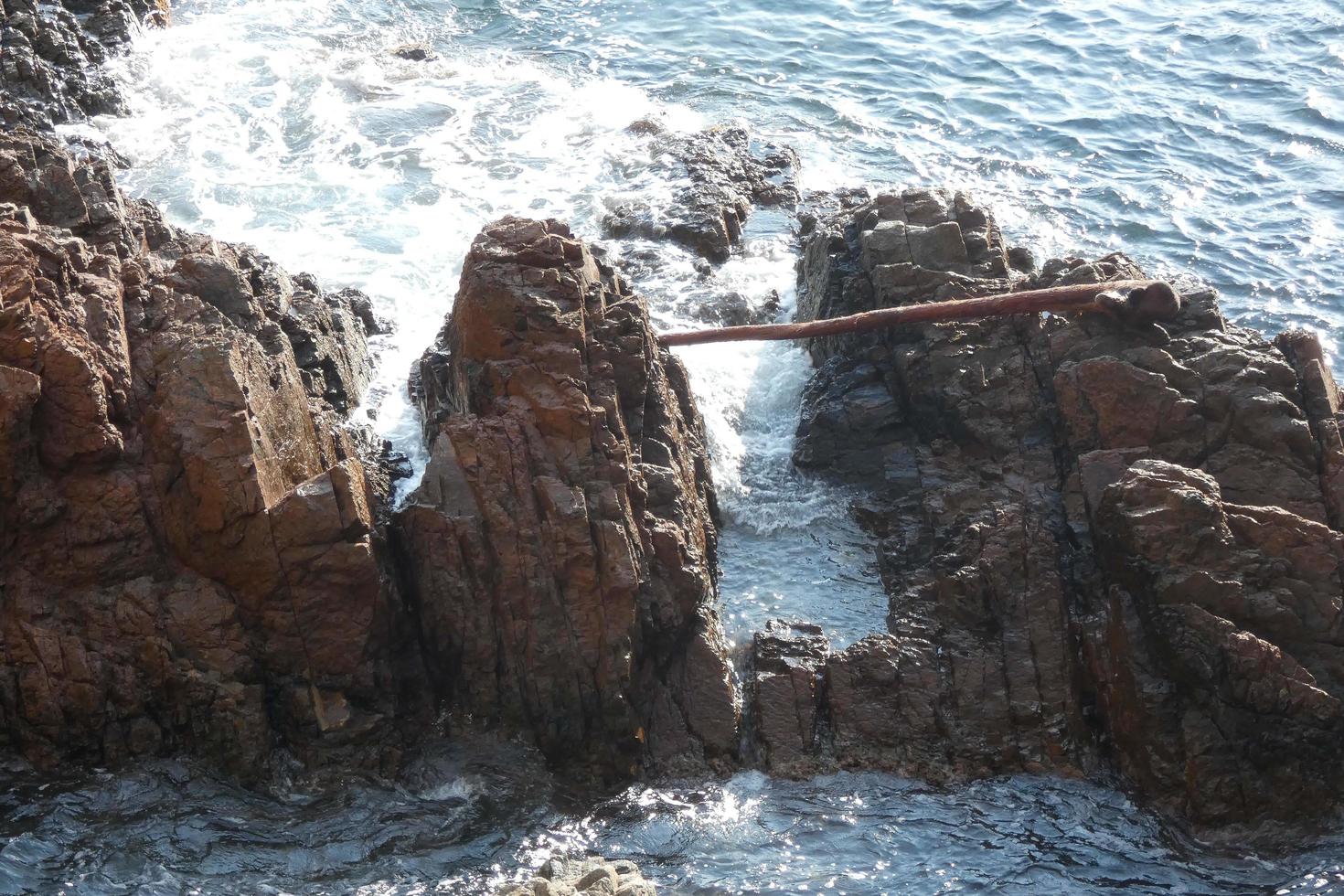 rocas y mar en la costa brava catalana, mar mediterráneo, mar azul foto