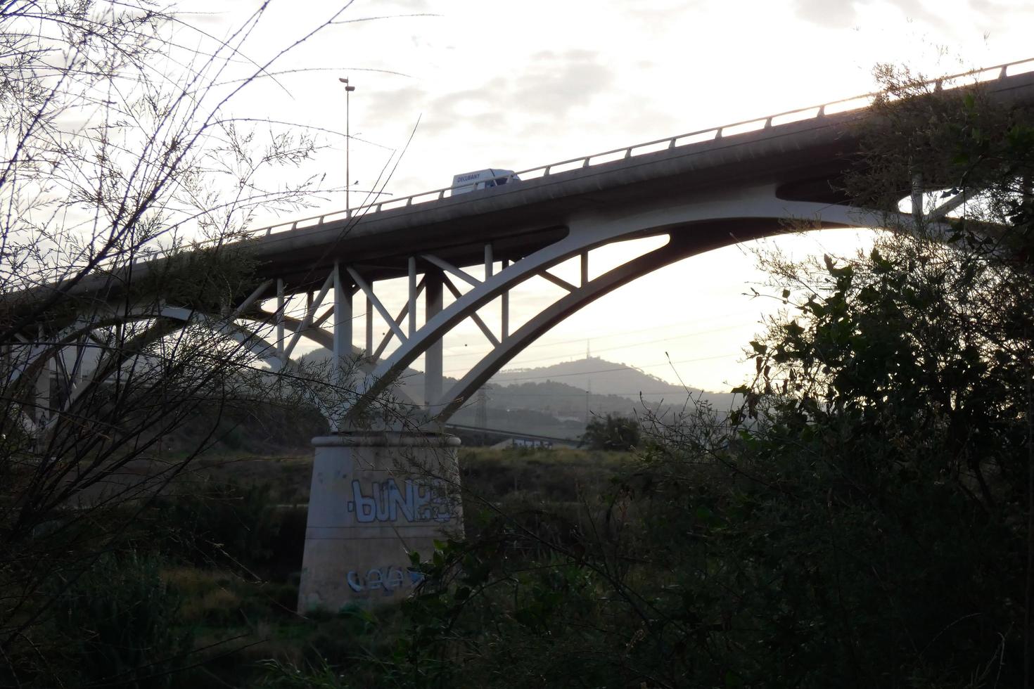 puente sobre el río llobregat, obra de ingeniería para el paso de coches, camiones y autobuses. foto